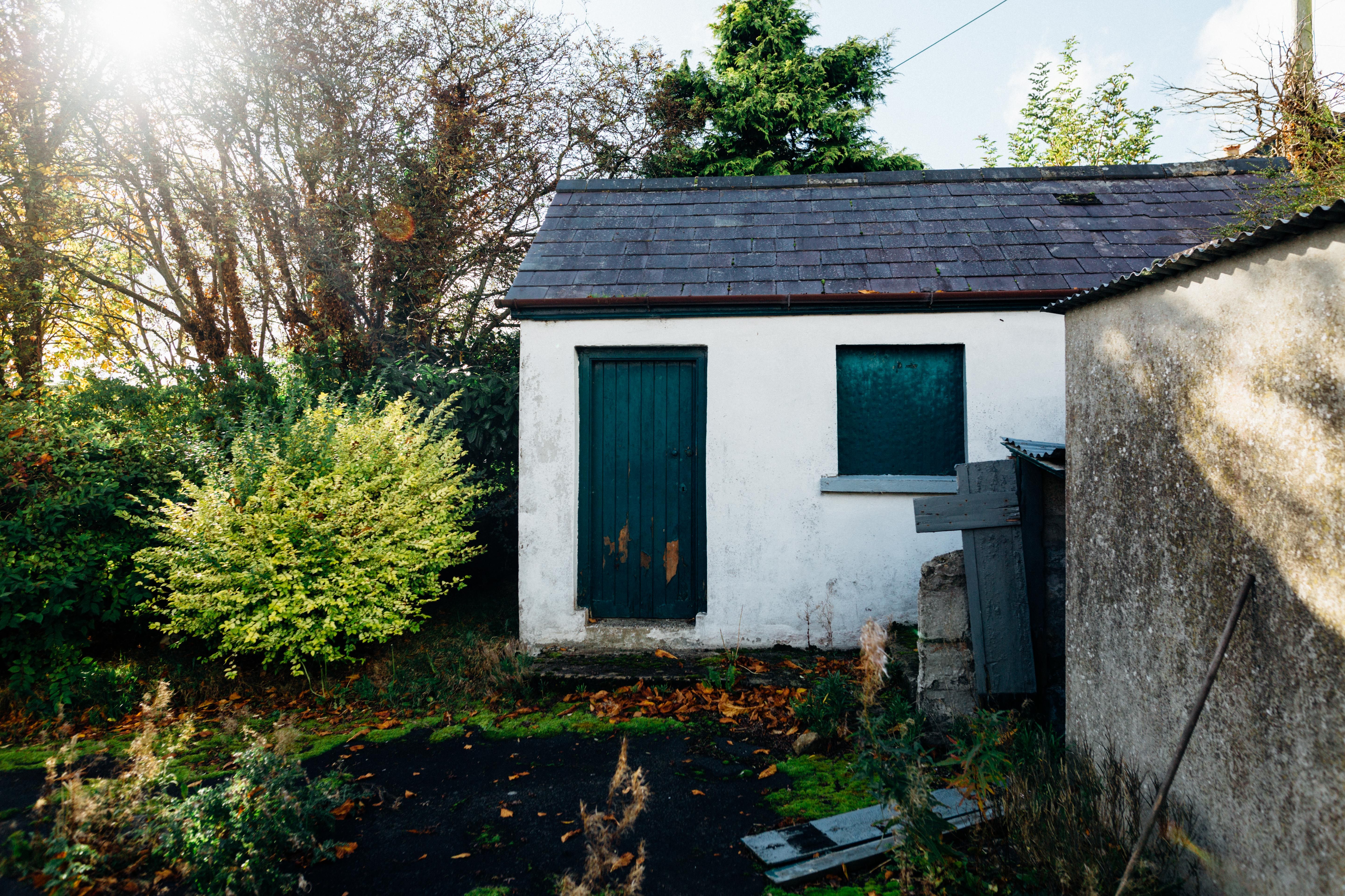 An old house with an overgrown garden | Source: Pexels