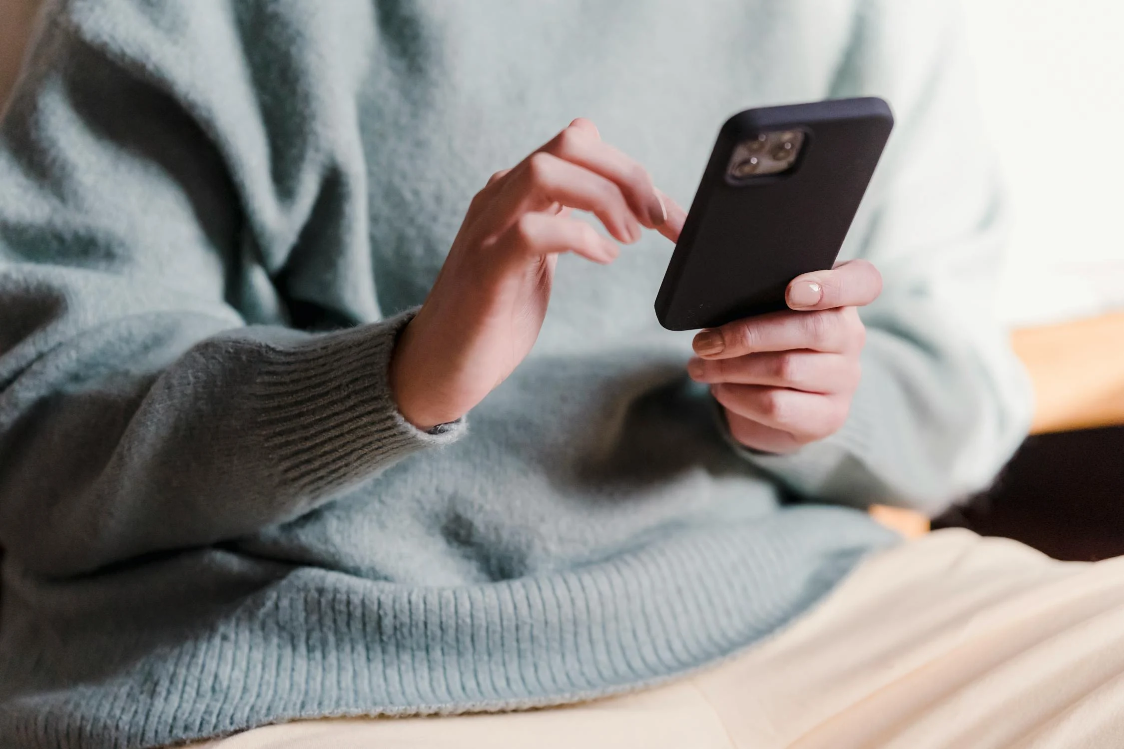 A woman on her phone | Source: Pexels