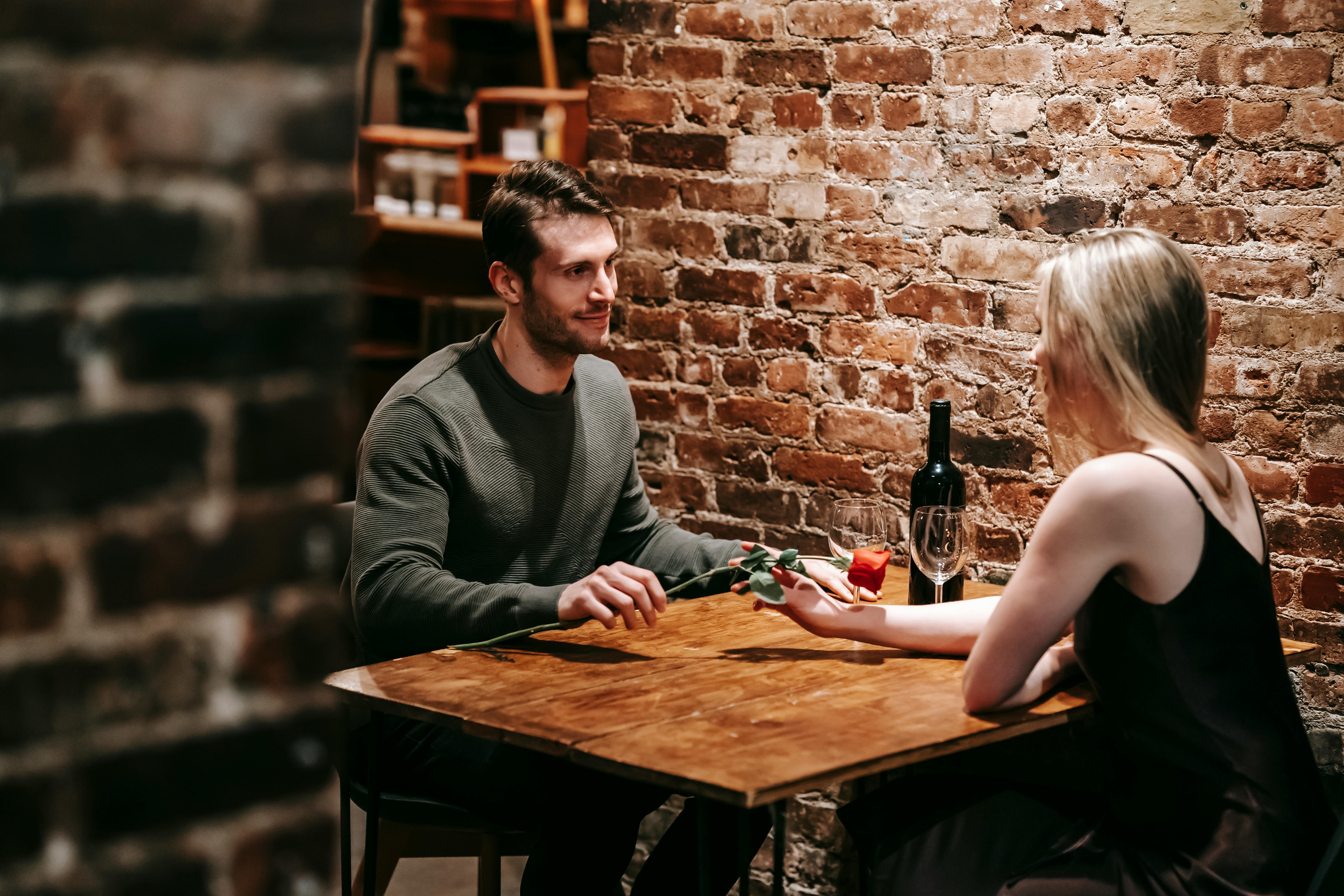 A couple on a dinner date | Source: Pexels