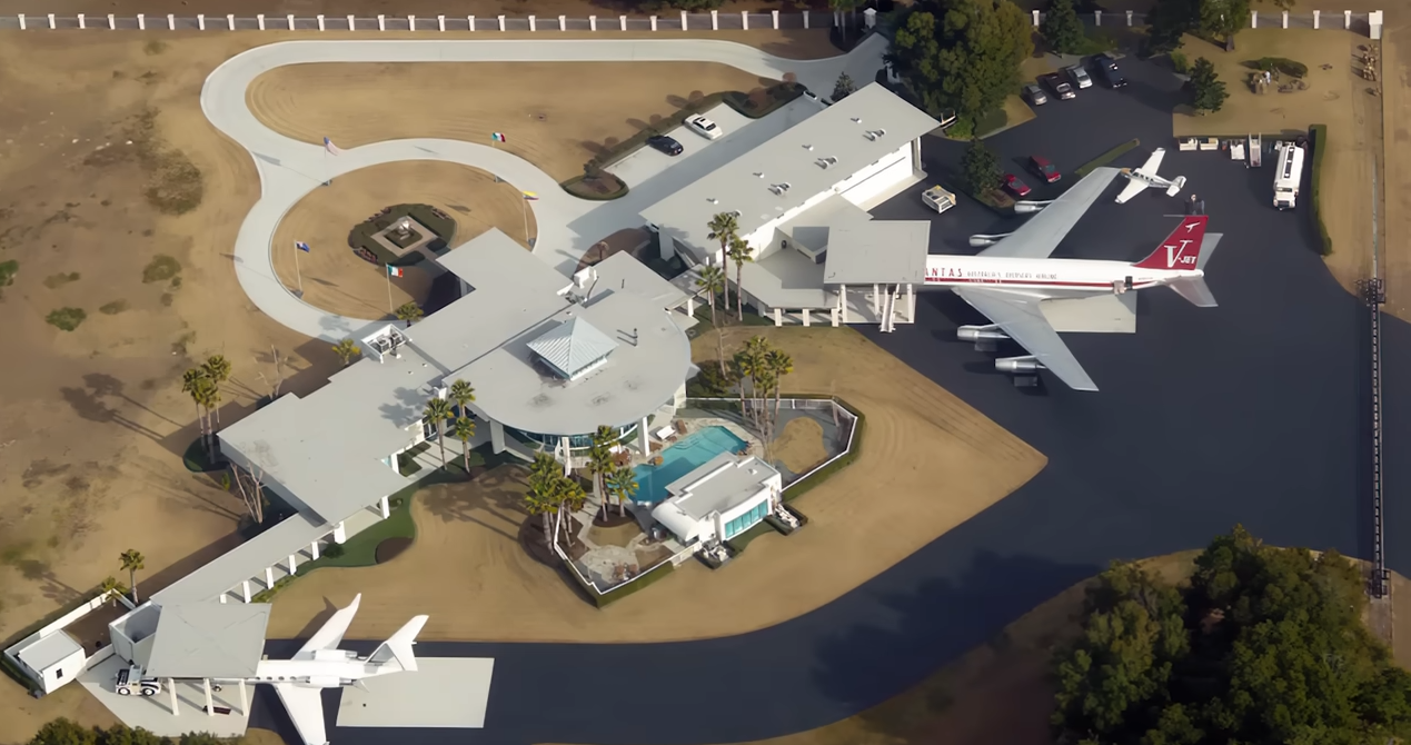 An aerial view shows the scale of John Travolta's Florida home, with a large jet parked just steps from the residence. | Source: YouTube/@Therichest