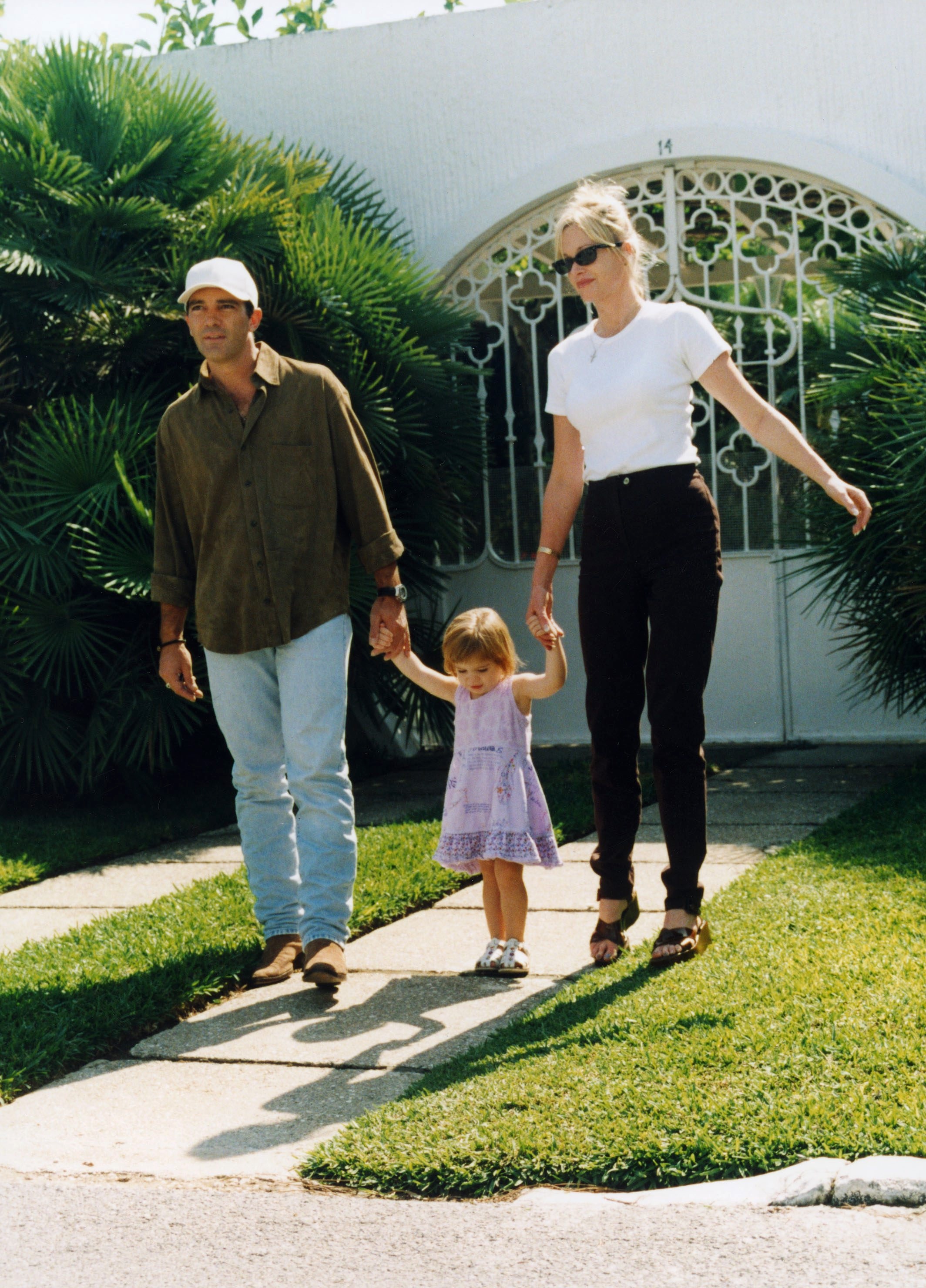 Antonio Banderas, Melanie Griffith & their daughter Stella photographed in 1998 | Source: Getty Images
