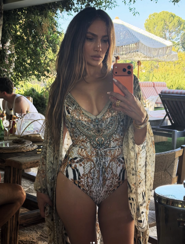 Jennifer Lopez wearing "chai latte" manicure, from a post in September 2026 | Source: instagram/jlo