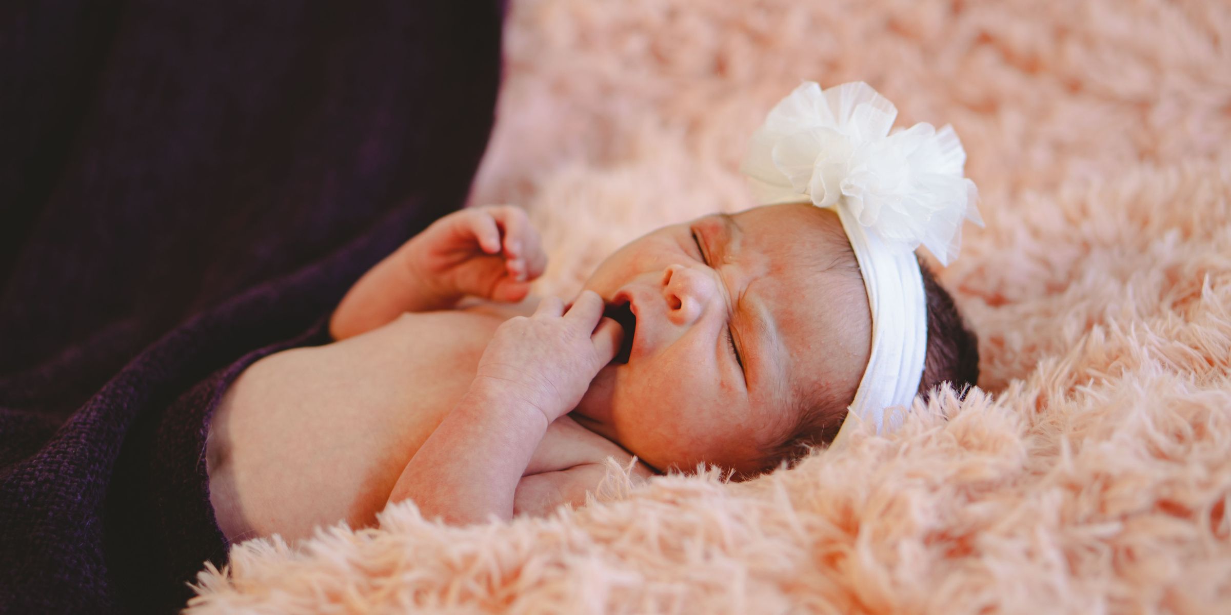 A yawning baby girl | Source: Pexels