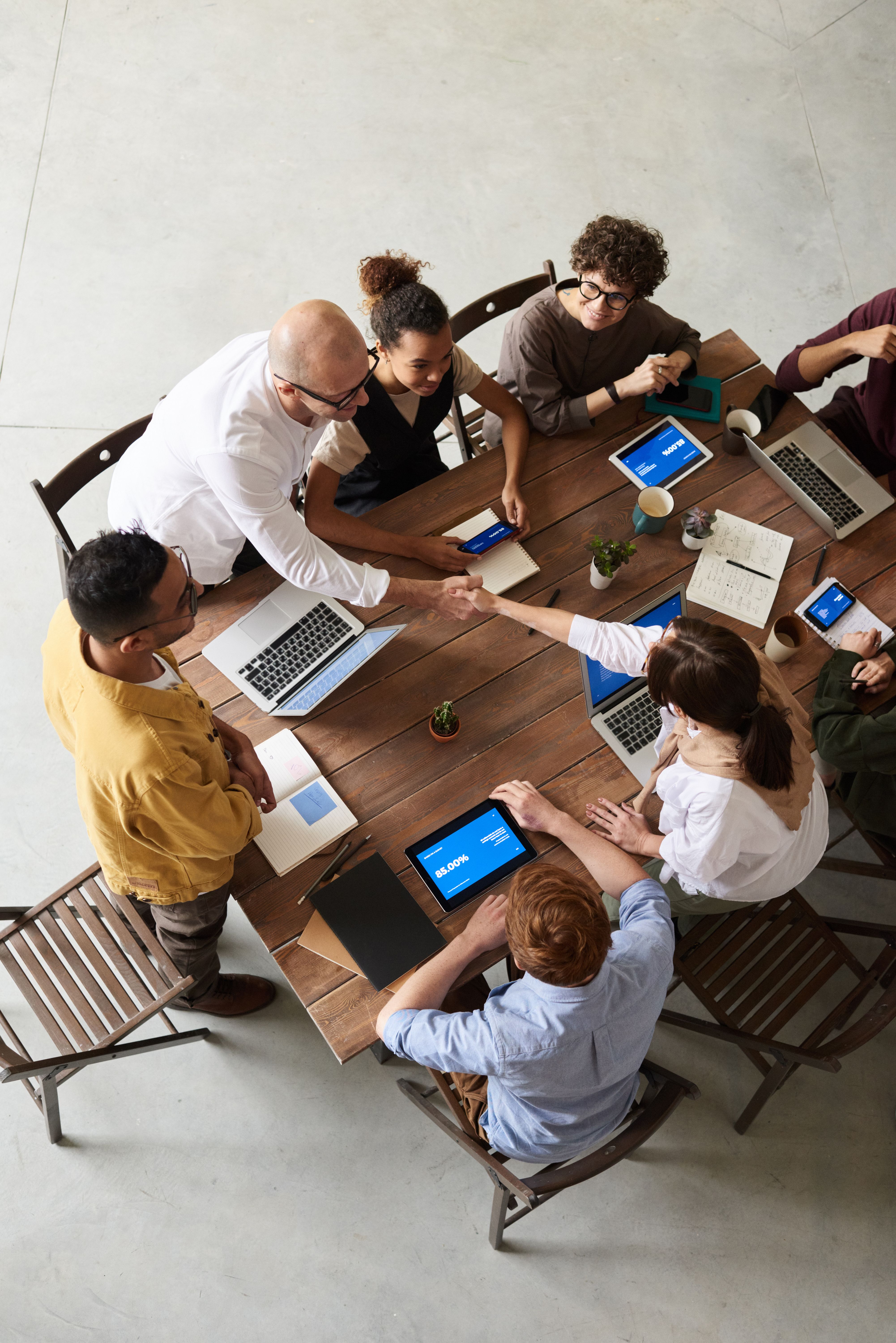 A group of people collaborating during a meeting | Source: Pexels