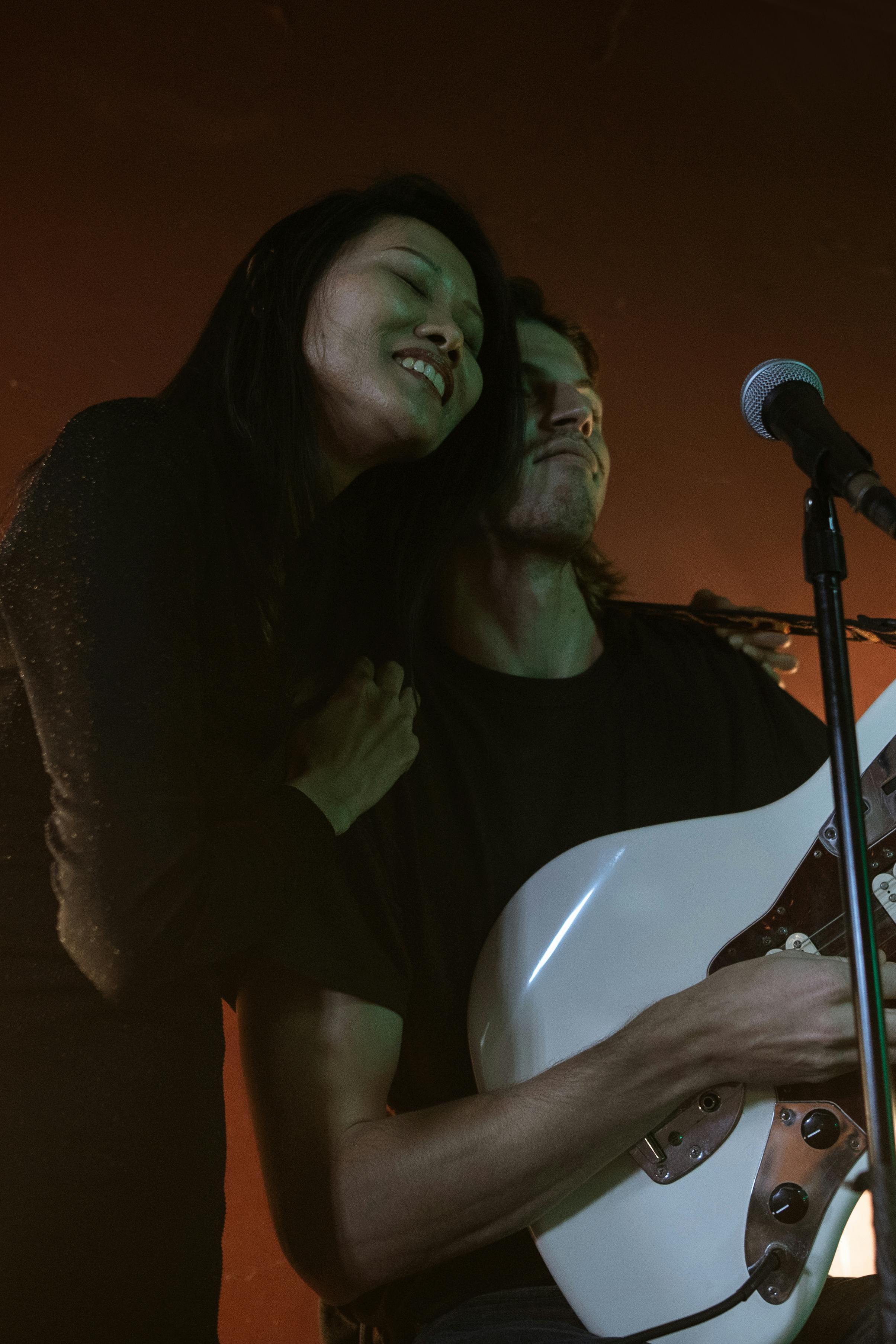 A couple singing together | Source: Pexels