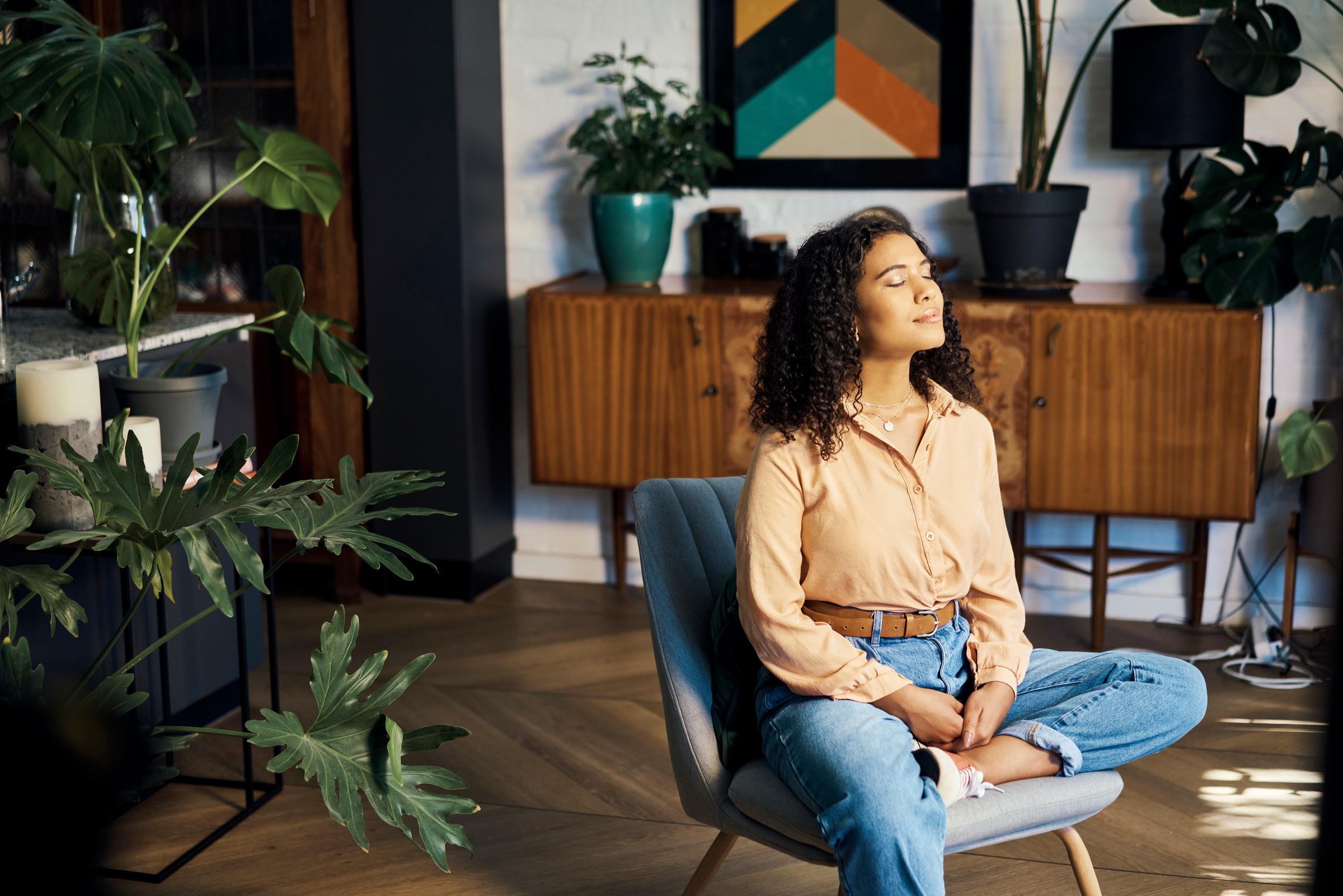 A woman meditating in the Livingroom | Source: Getty Images