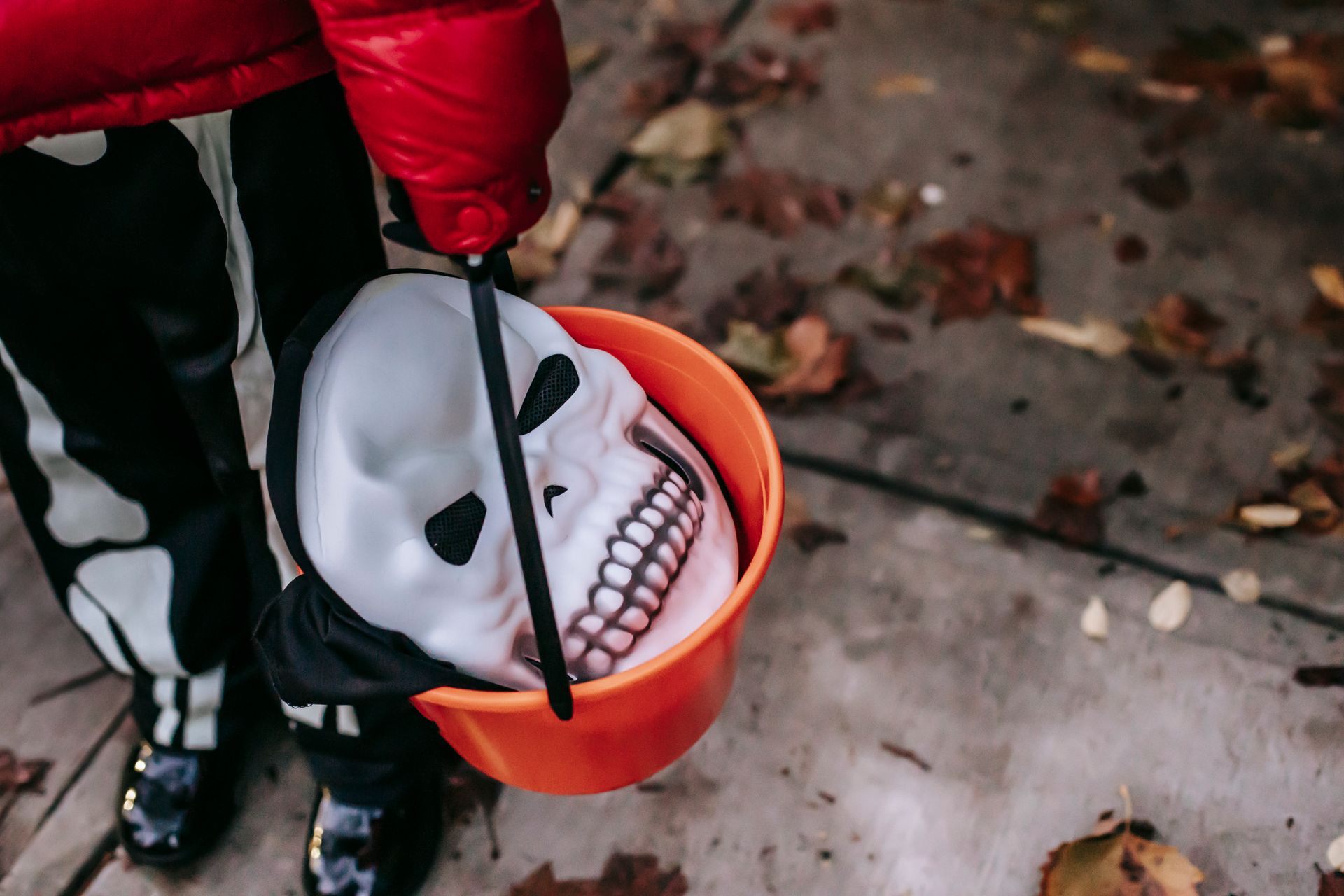 A child holding a candy bucket | Source: Pexels