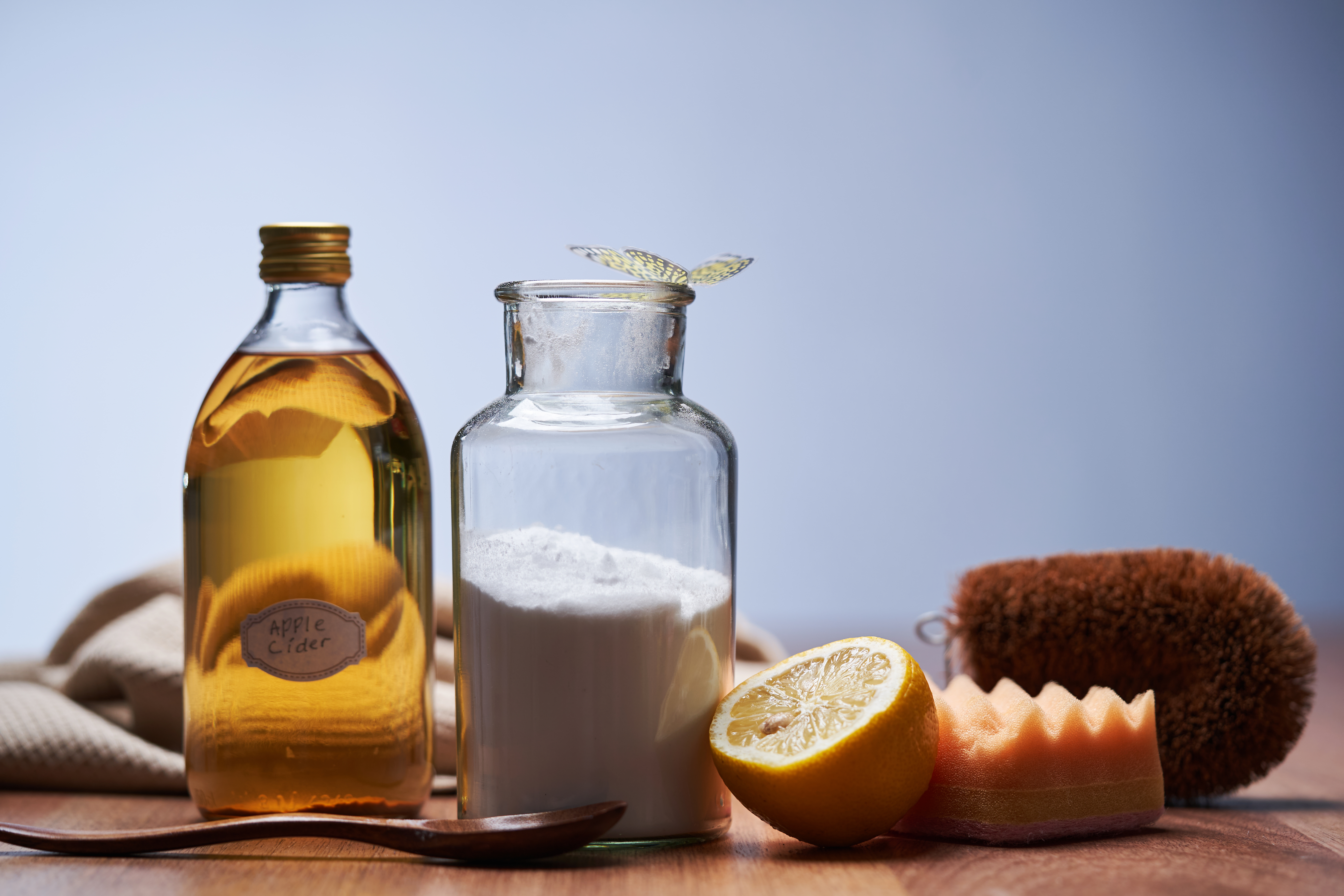 Apple cider vinegar, baking soda, and lemon. | Source: Getty Images