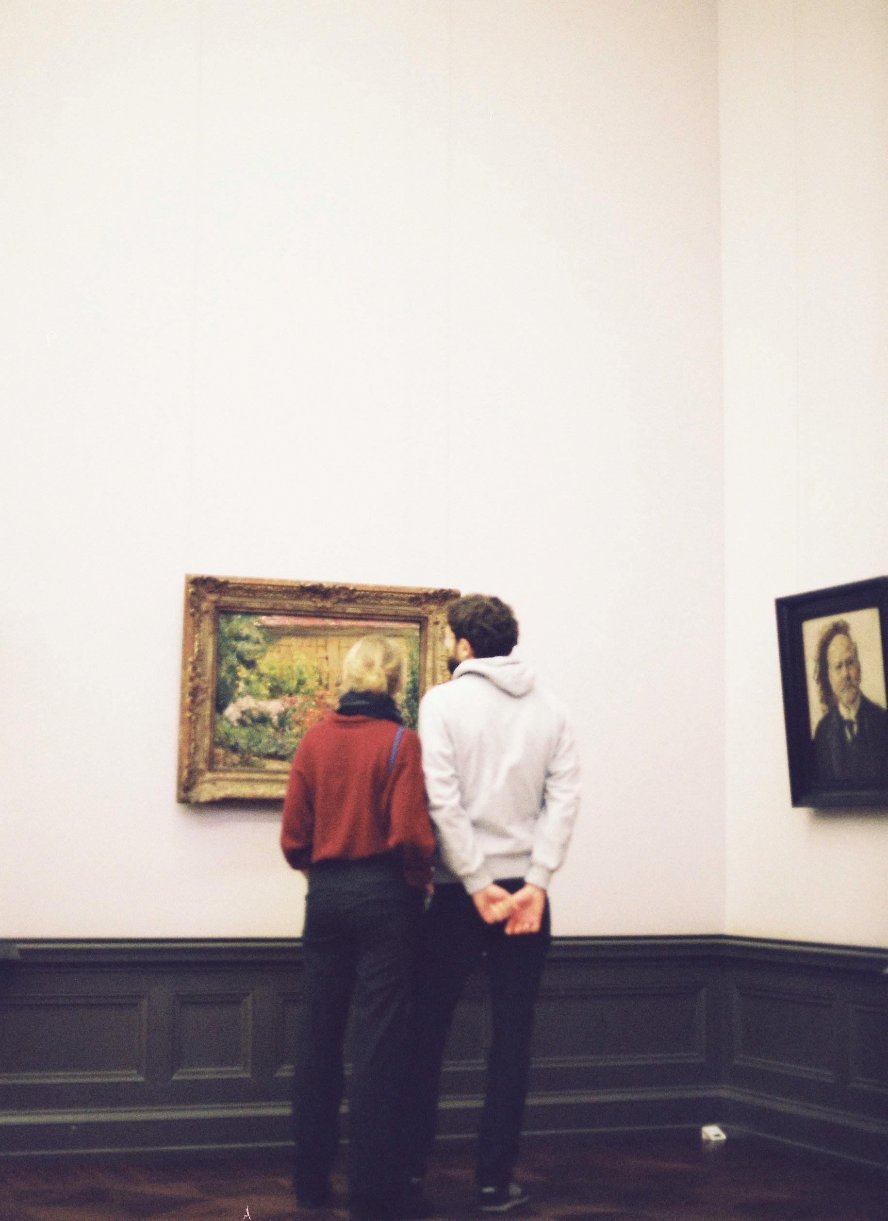A couple viewing art in a museum | Source: Pexels