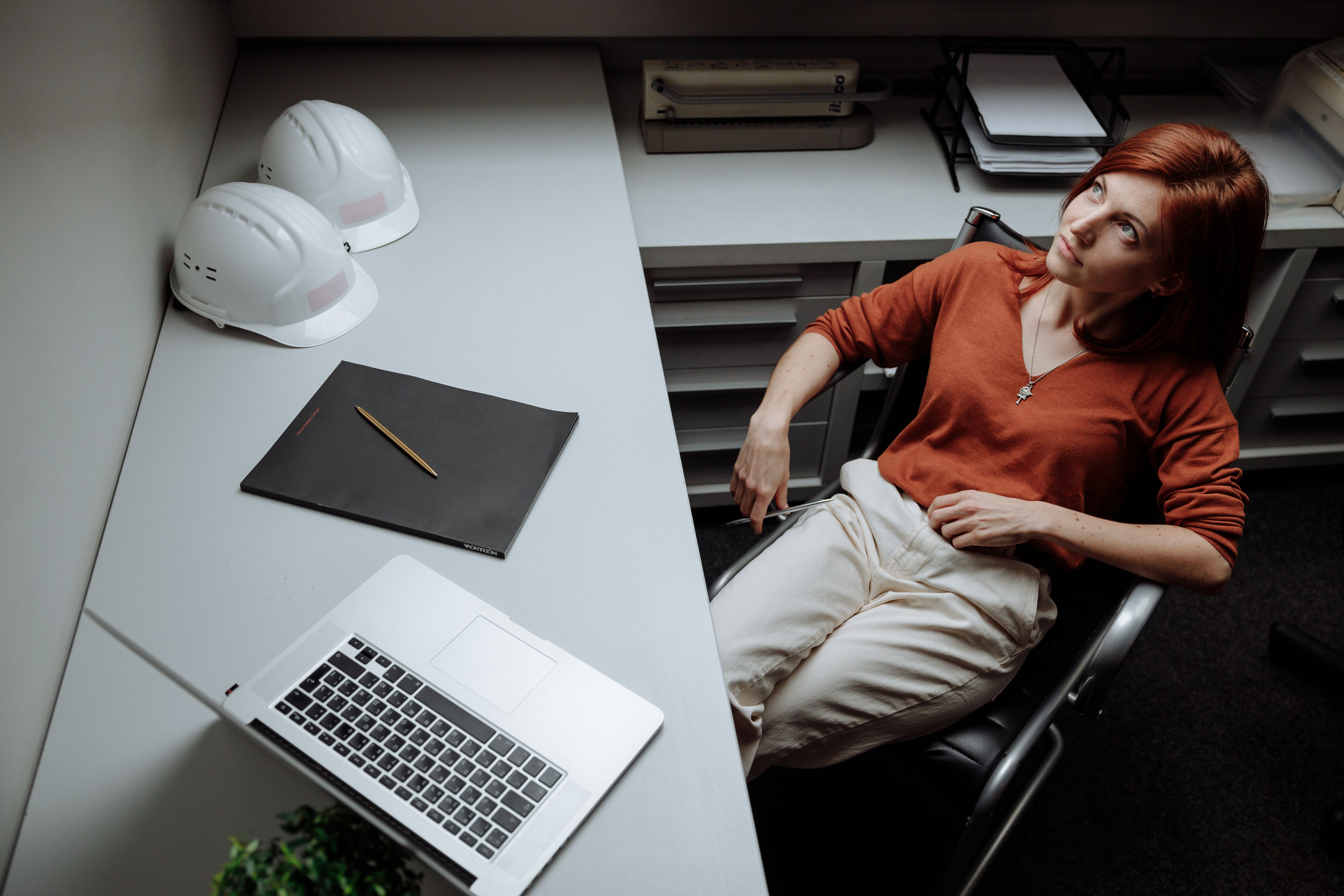 Woman slacking at work | Source: Pexels