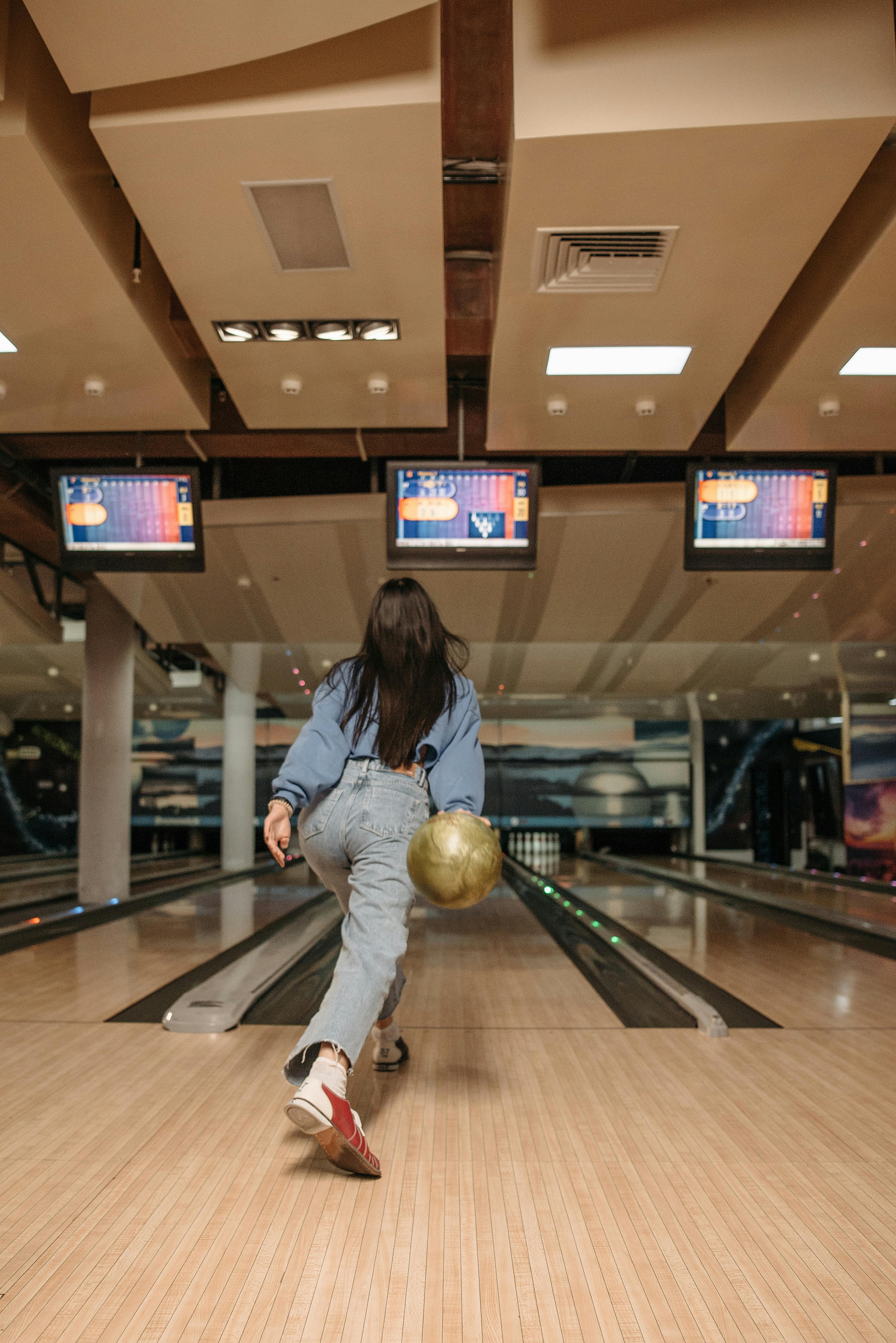 A woman bowling | Source: Pexels