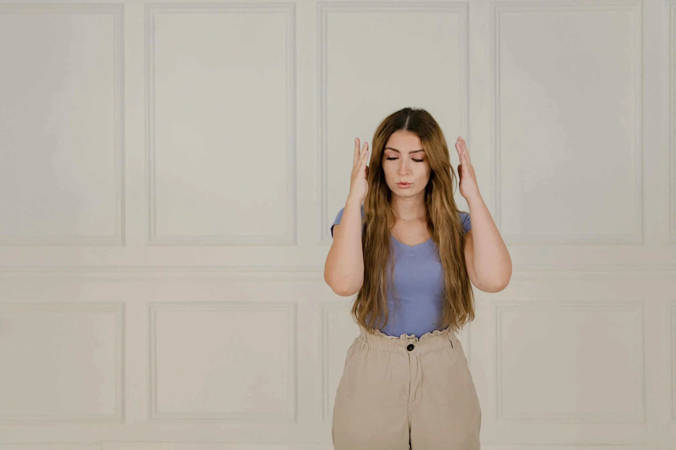 An angry woman holding her hands up | Source: Pexels