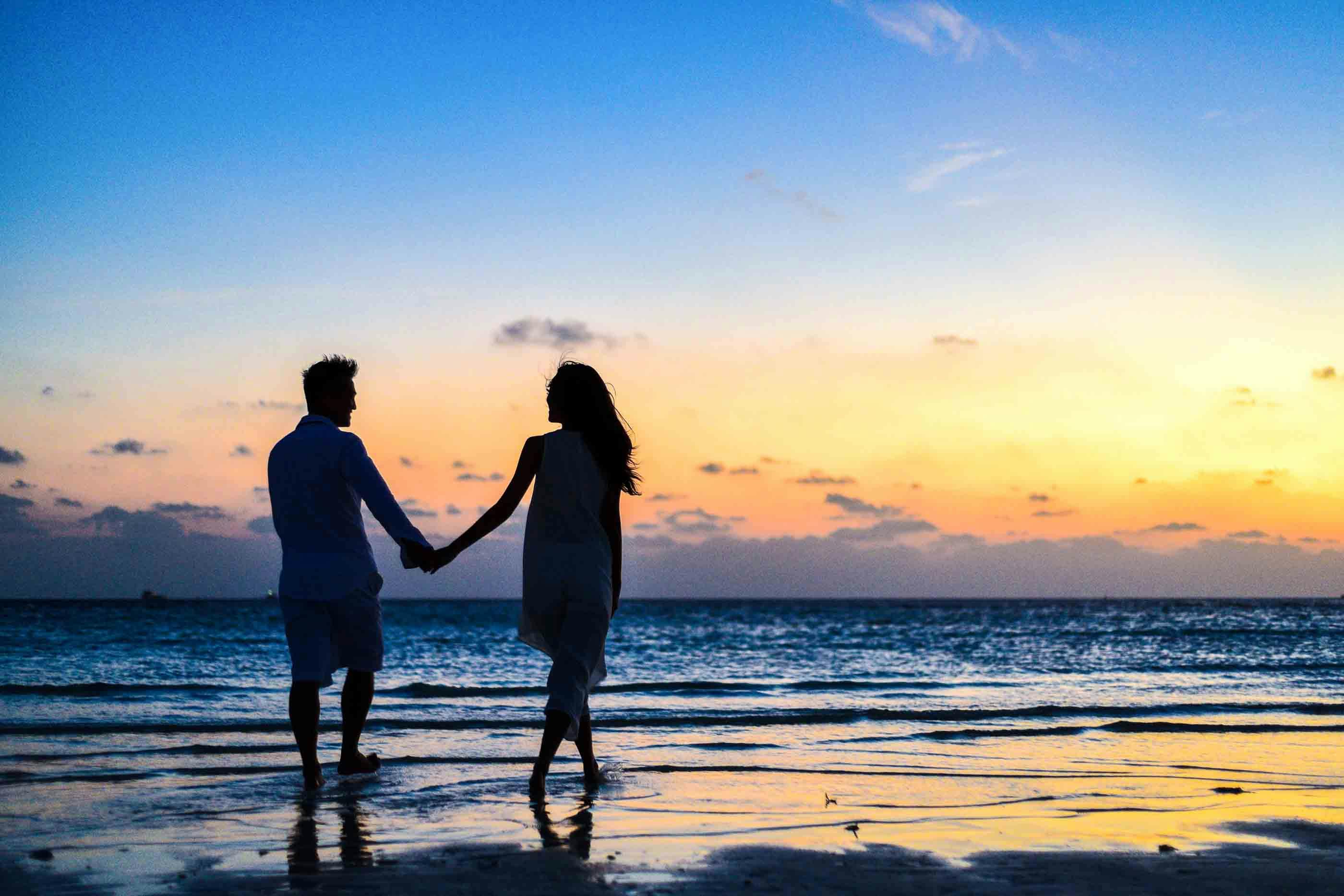 A couple enjoying a romantic stroll on the beach | Source: Pexels