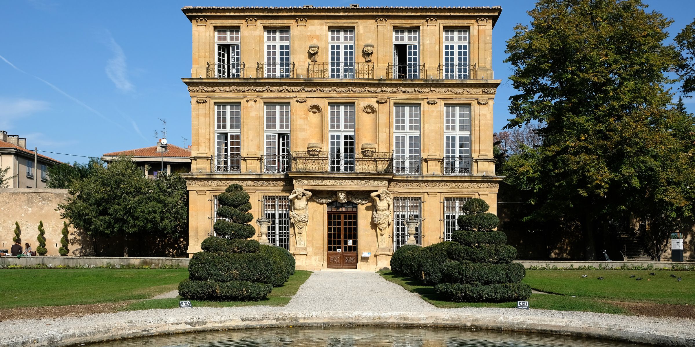 The exterior of a mansion | Source: Magnific