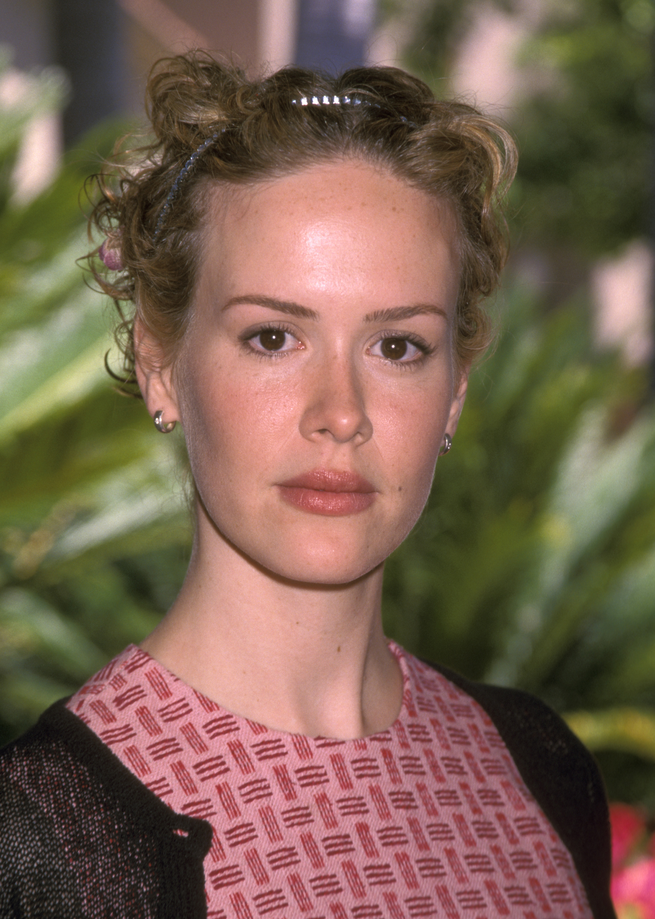 Sarah Paulson attends WB's 1999 Summer Press Tour at the Ritz-Carlton Hotel in Pasadena, California. At age 24, Paulson was engaged to actor and playwright Tracy Letts, but the relationship did not last. | Source: Getty Images