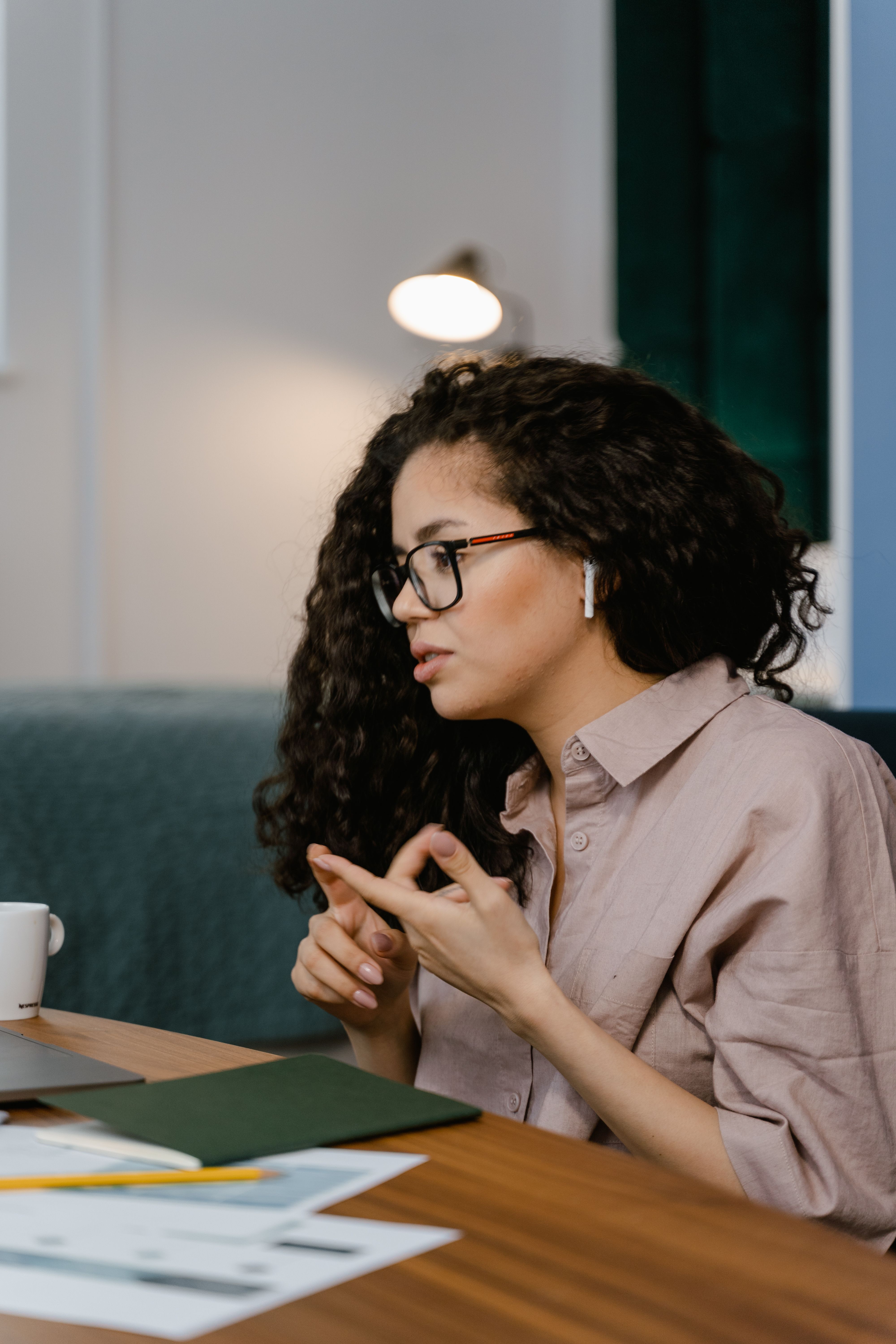 Woman counting at work | Source: Pexels