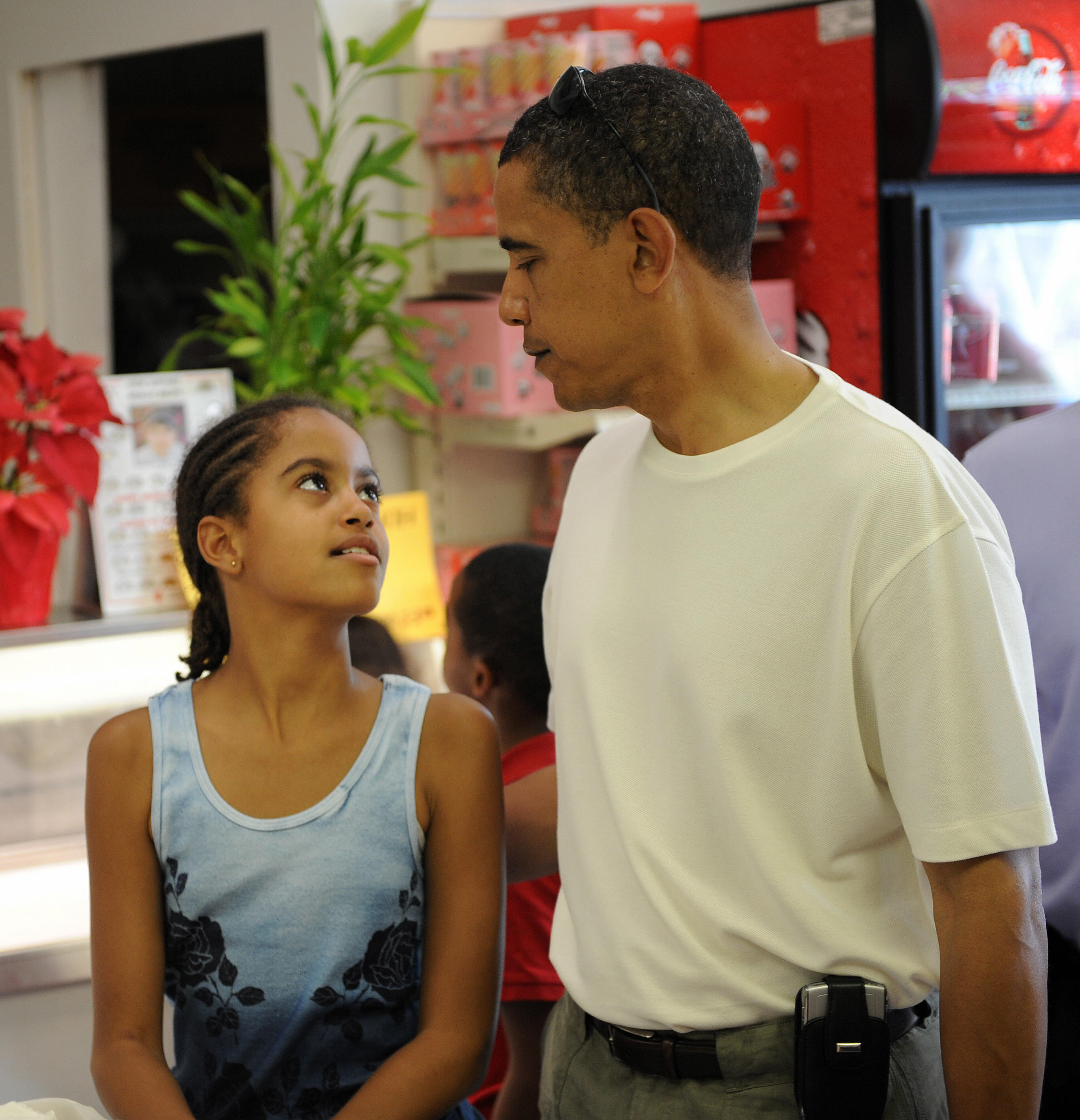 Malia and Barack Obama during an outing on December 26, 2008, in Hawai'i Kai, Hawaii. | Source: Getty Images