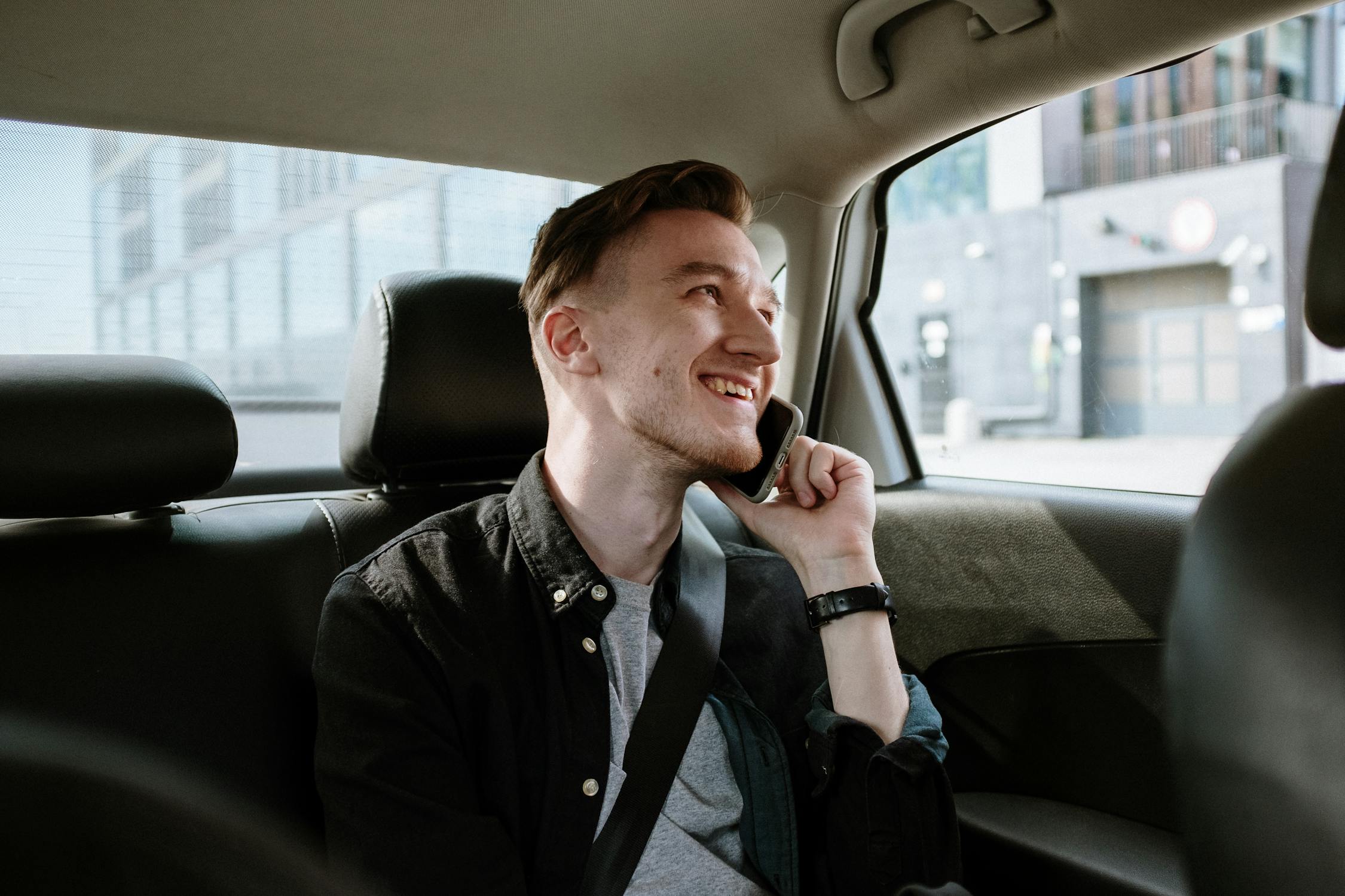 A man talking on his phone in a car | Source: Pexels