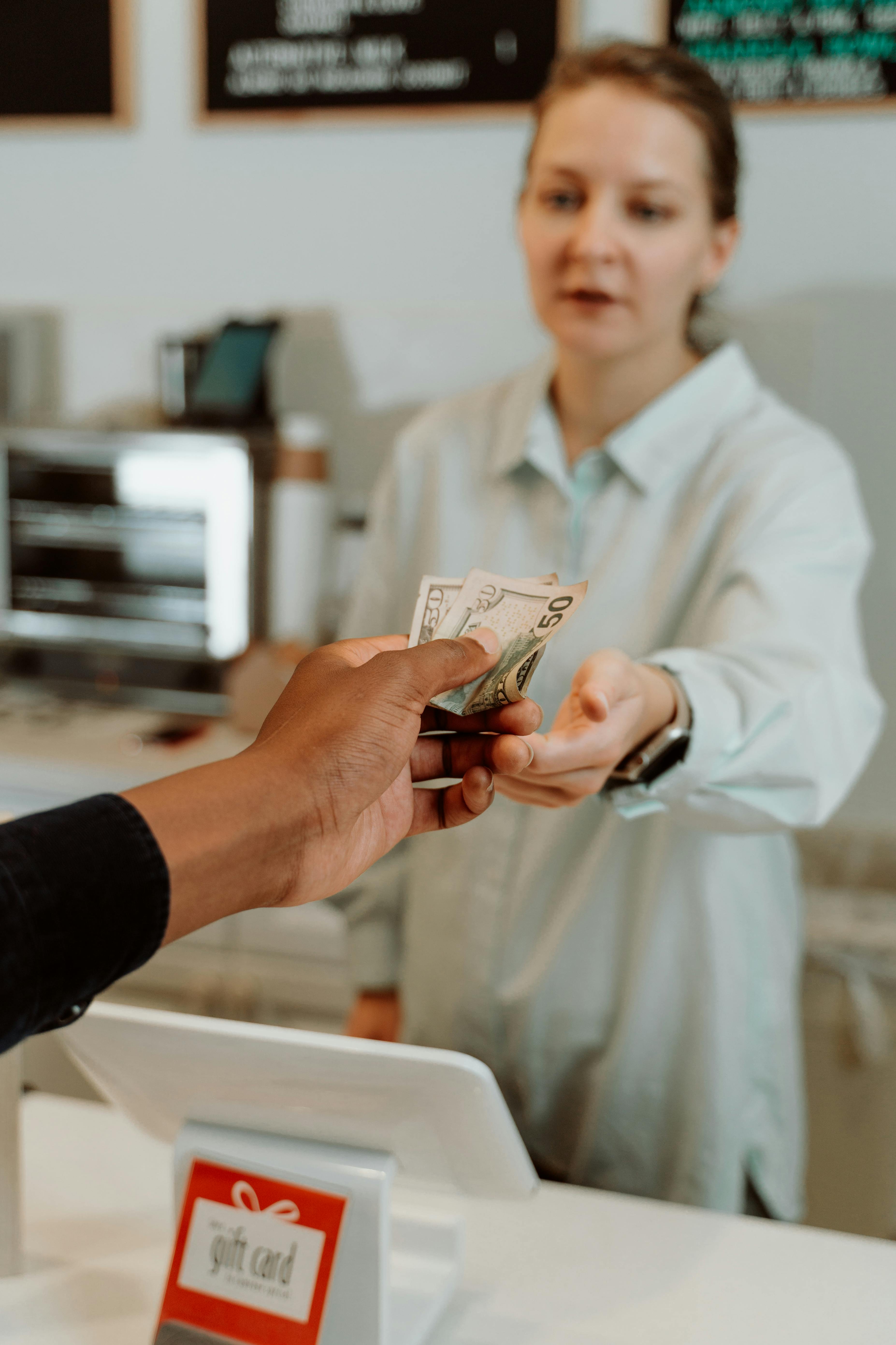 A person handing money to a cashier | Source: Pexels