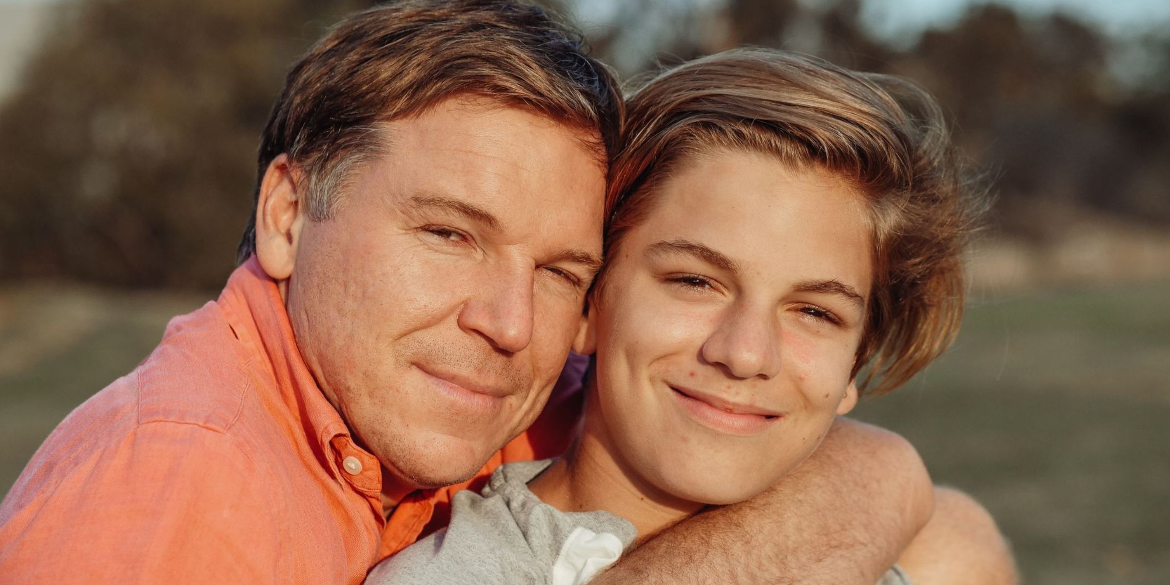 Father sharing a warm moment with his teenage son outdoors | Source: Pexels