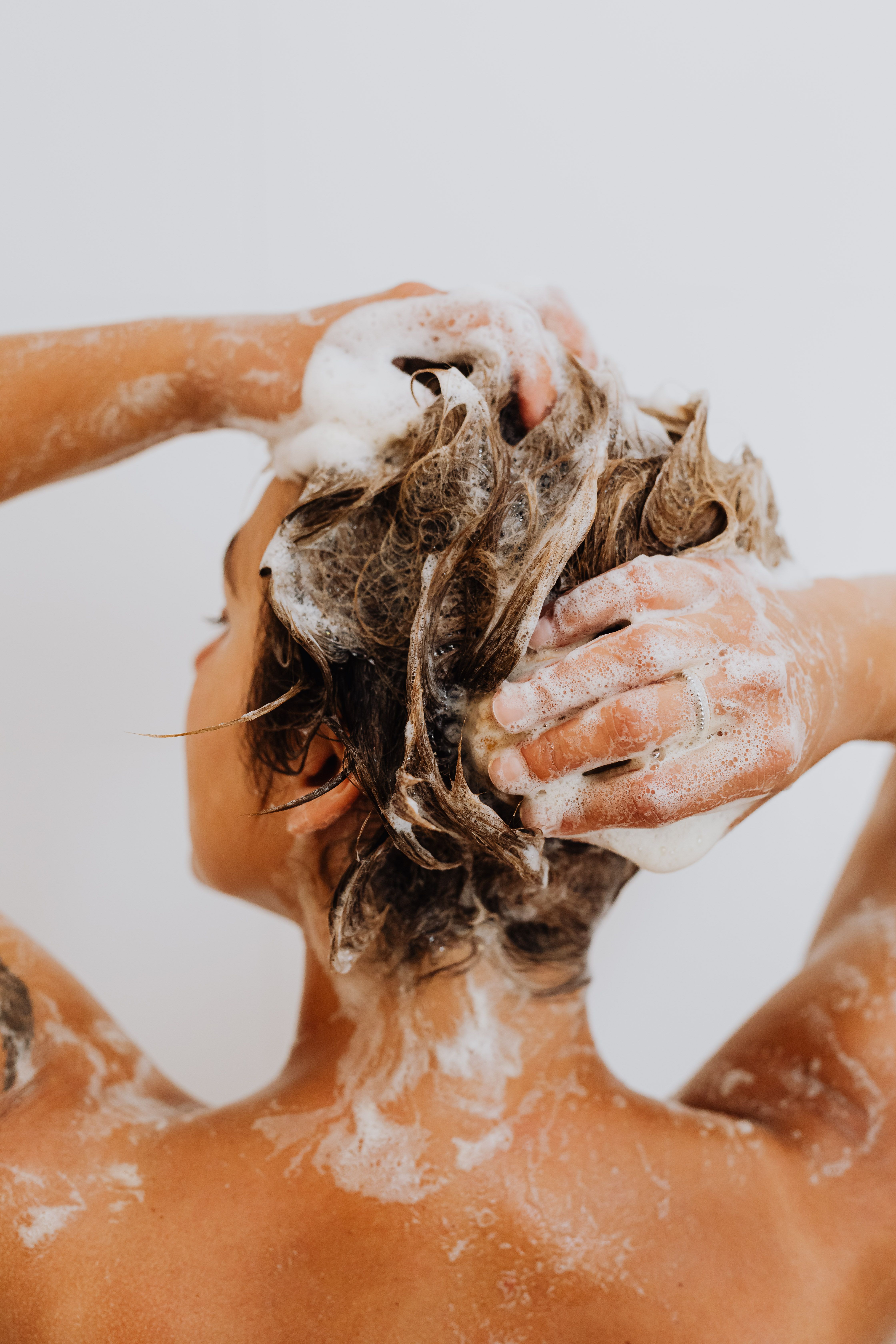 Woman shampooing her hair | Source: Pexels
