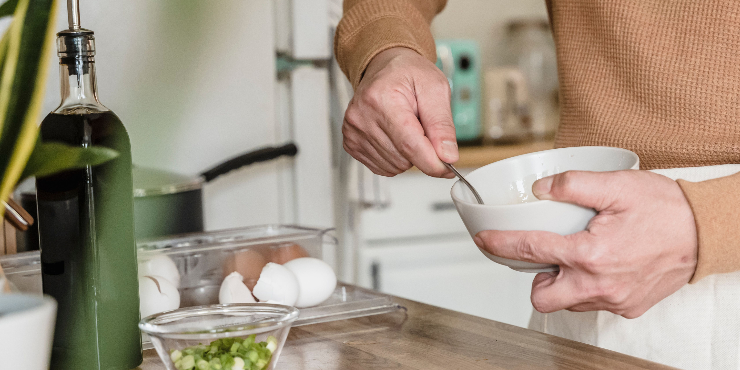 A man preparing ingredients | Source: Pexels