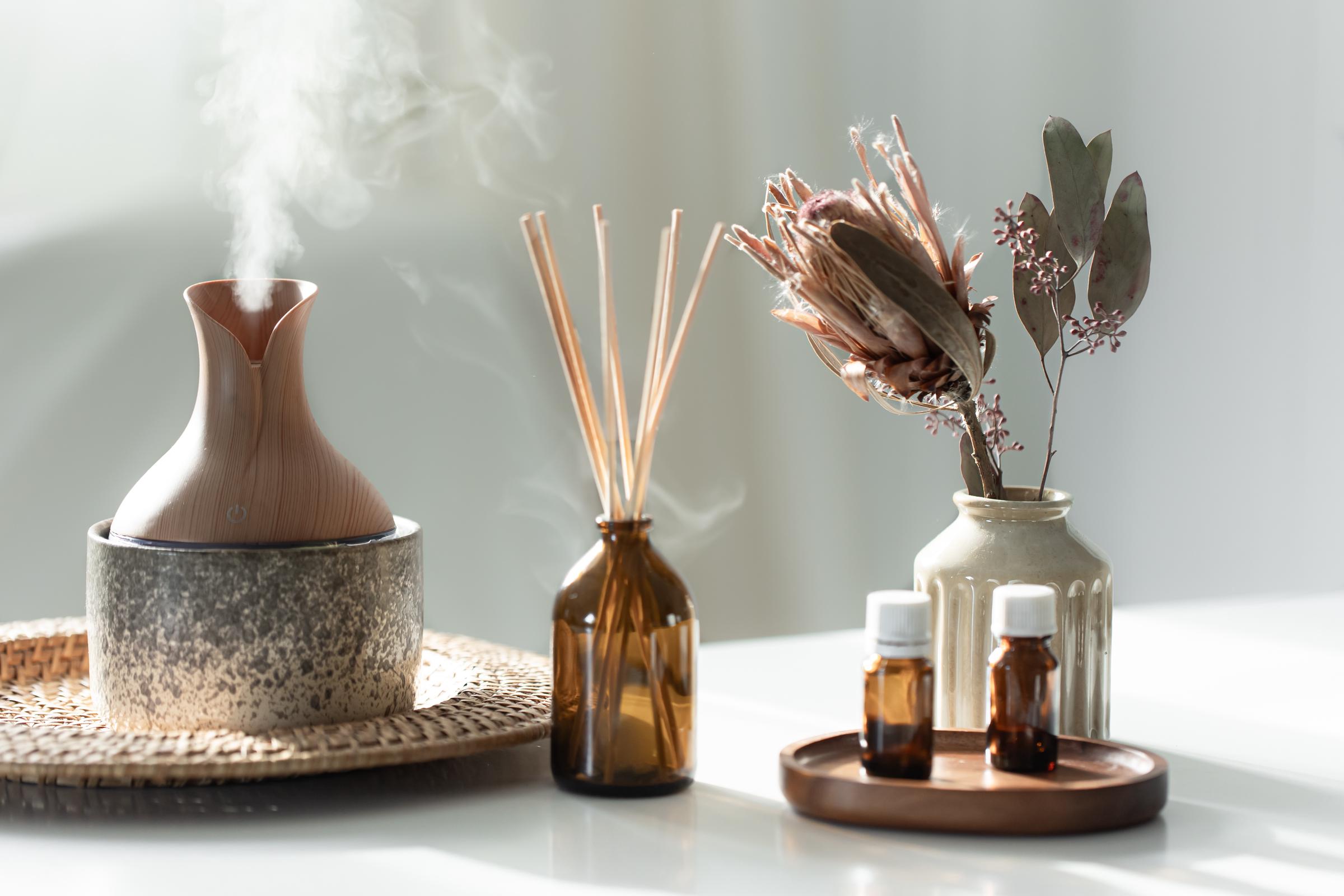 Incense sticks air humidifier and aroma oils | Source: Freepik