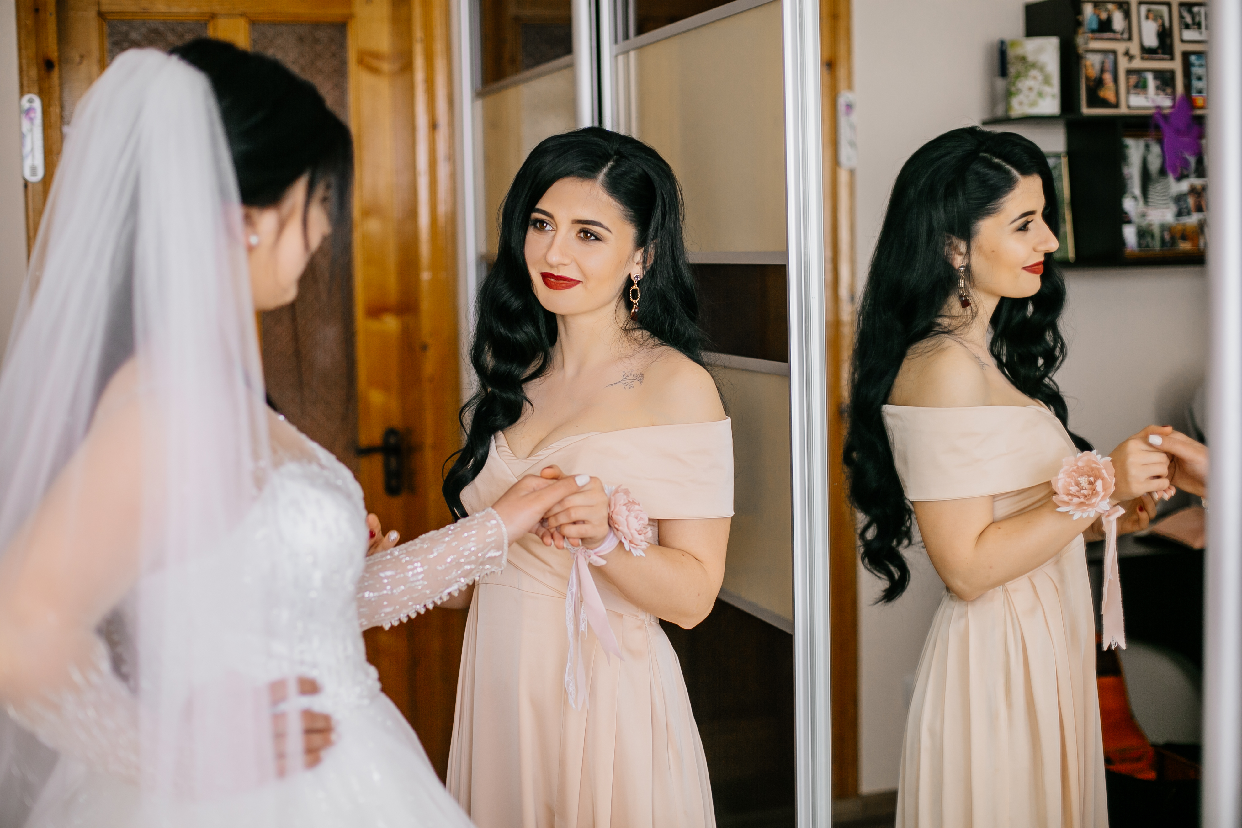 Bride with her maid of honor. | Source: Shutterstock