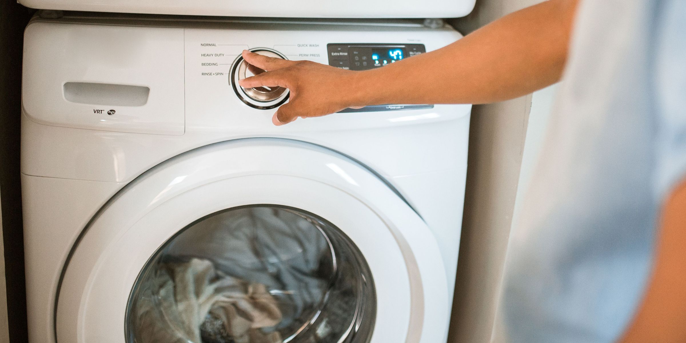 A person using a washing machine | Source: Pexels