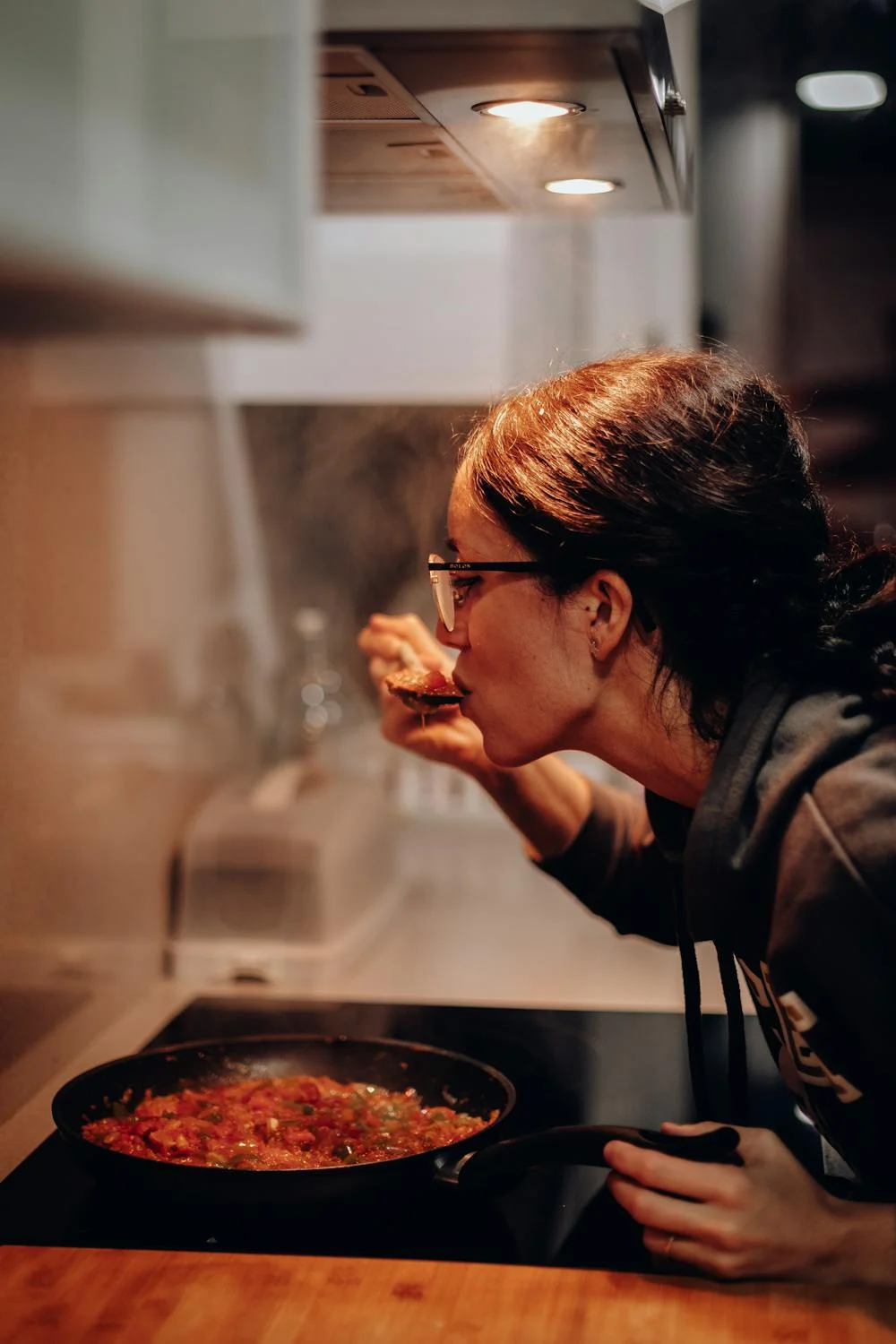 A woman trying her cooking | Source: Pexels