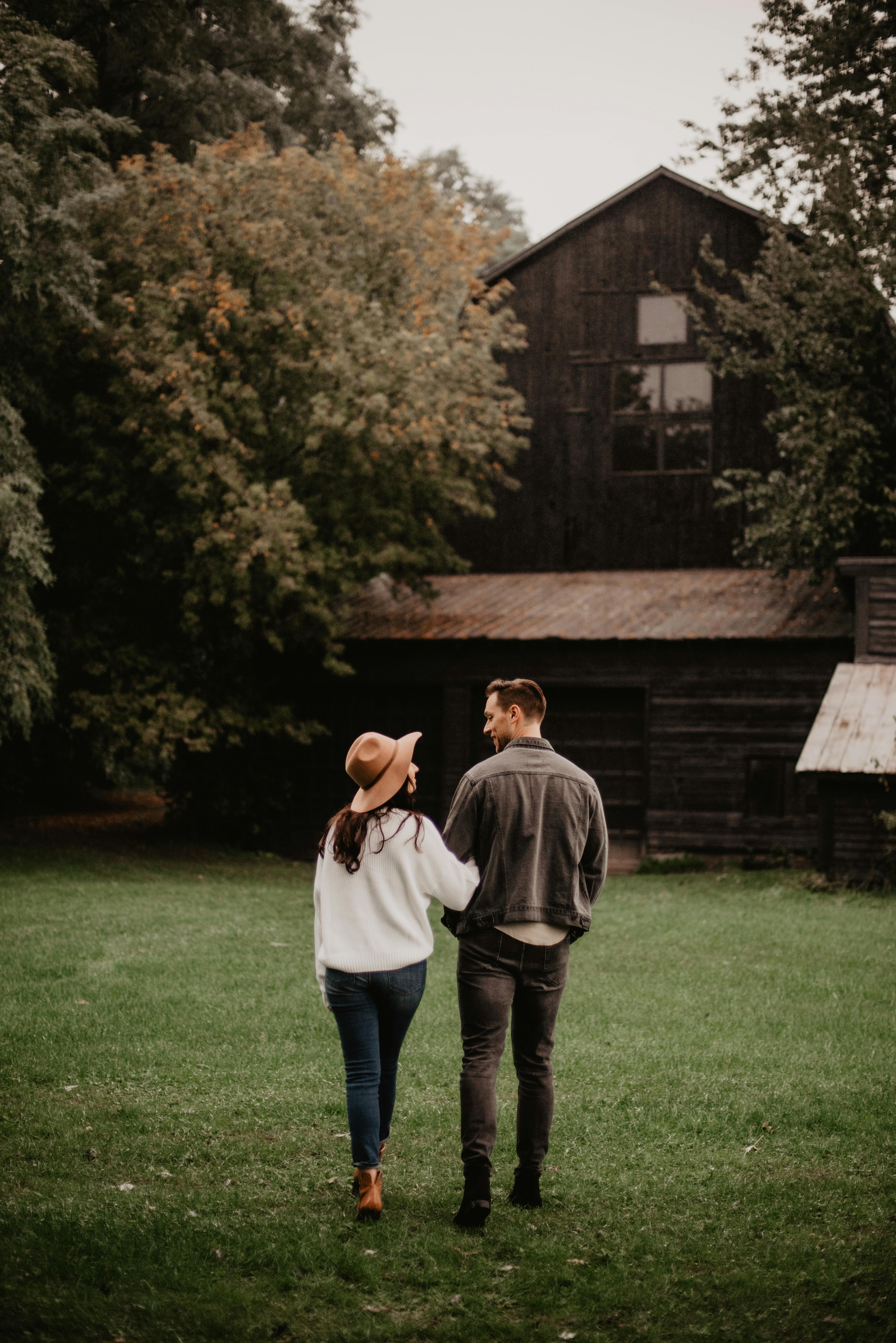 A couple walking arm-in-arm | Source: Pexels