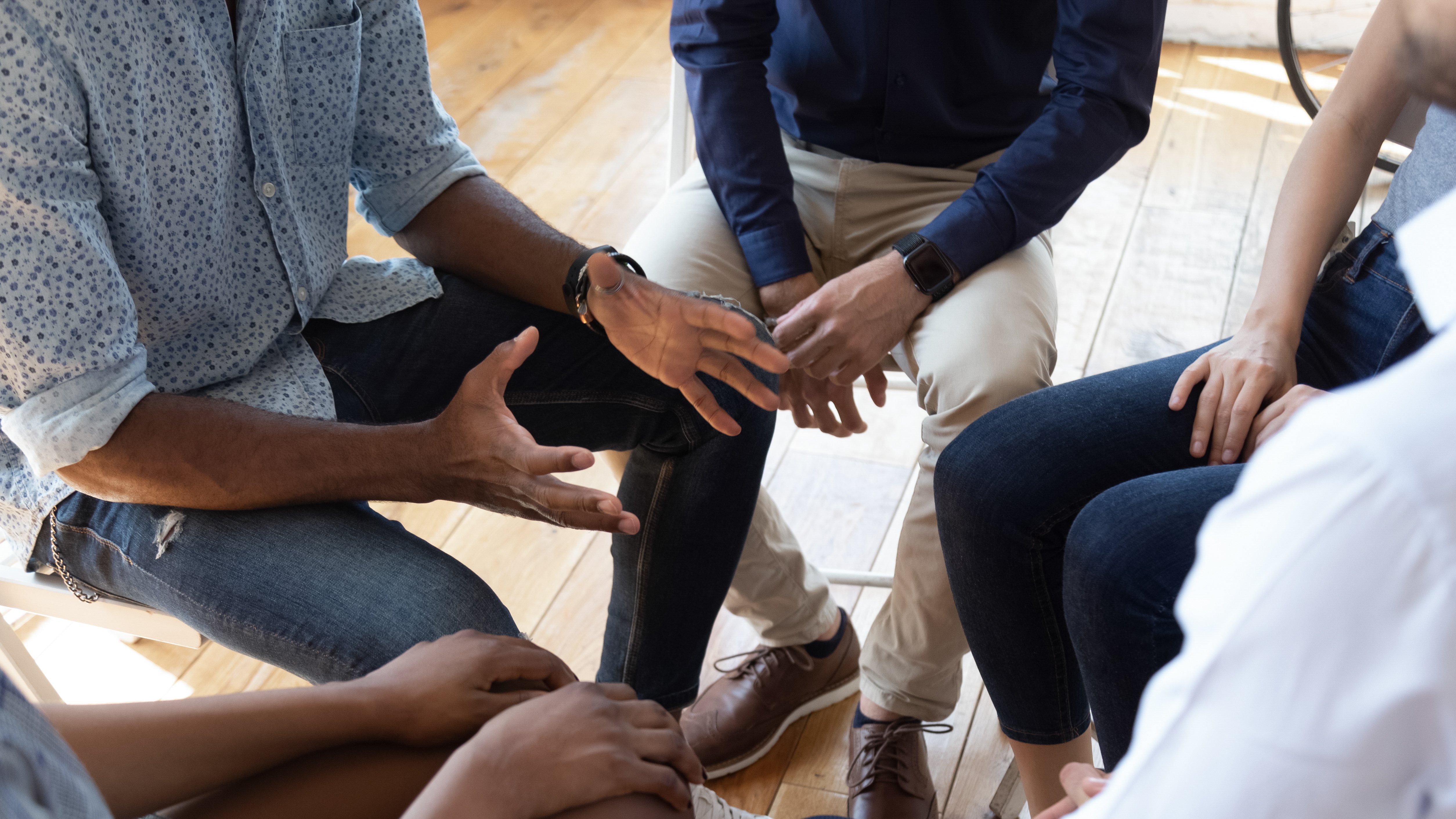 A counselor speaks at group counseling therapy session | Photo: Shutterstock/fizkes