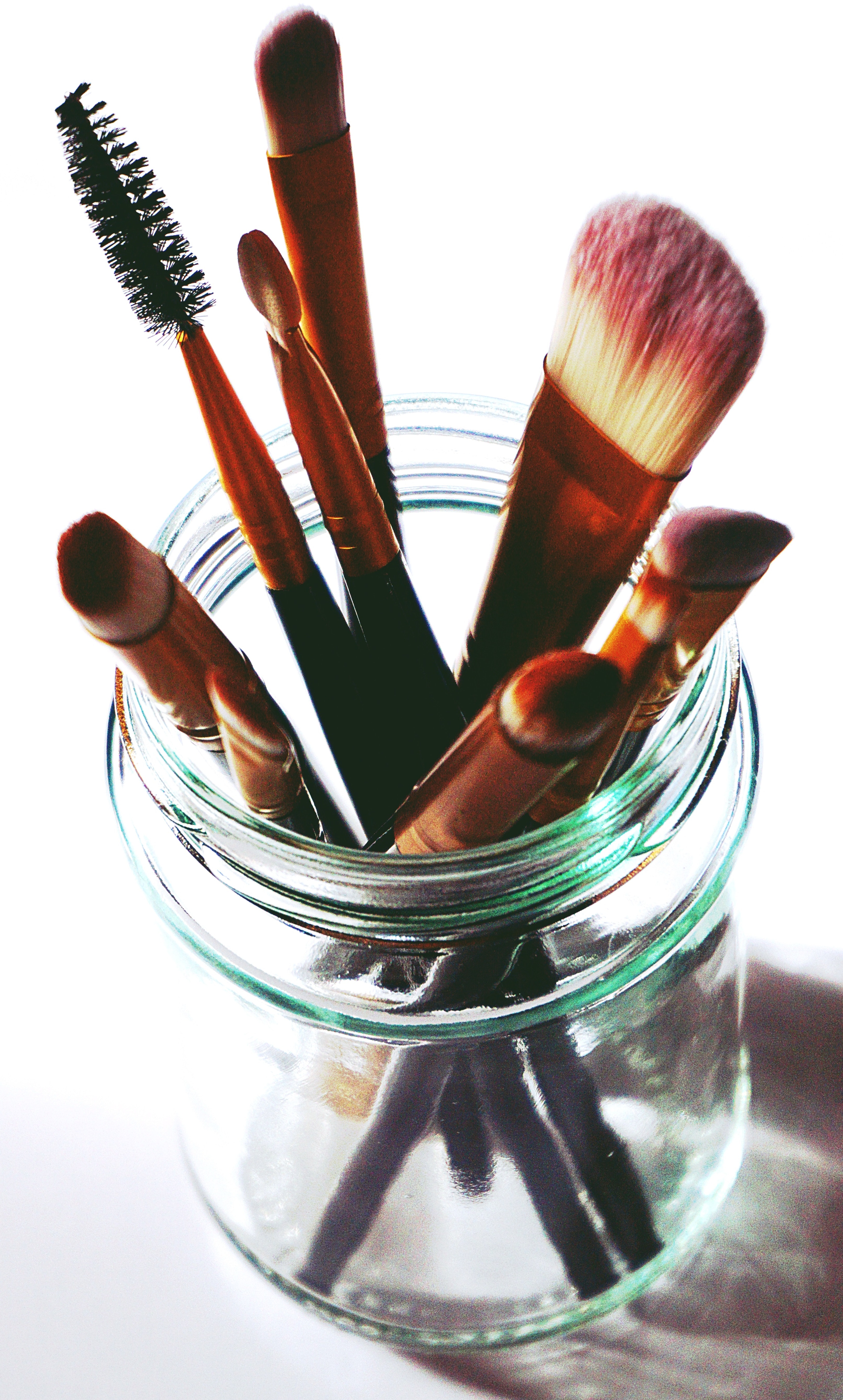 A container of makeup brushes. | Source: Pexels