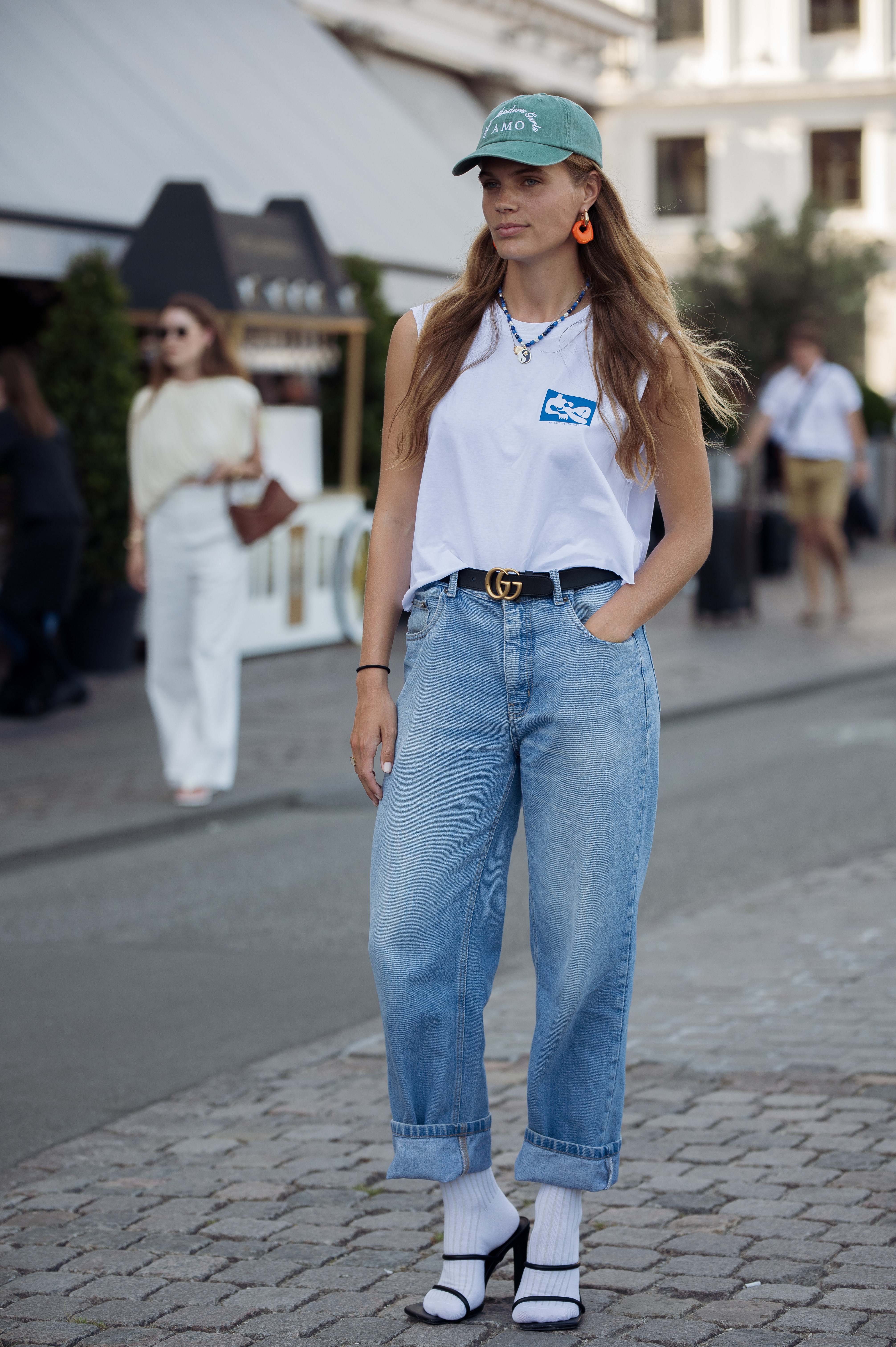Lois Schindeler wearing her blue mom jeans with black high heel summer shoes at the Copenhagen Fashion Week Spring/Summer 2023 on August 11, 2022, in Copenhagen | Source: Getty Images