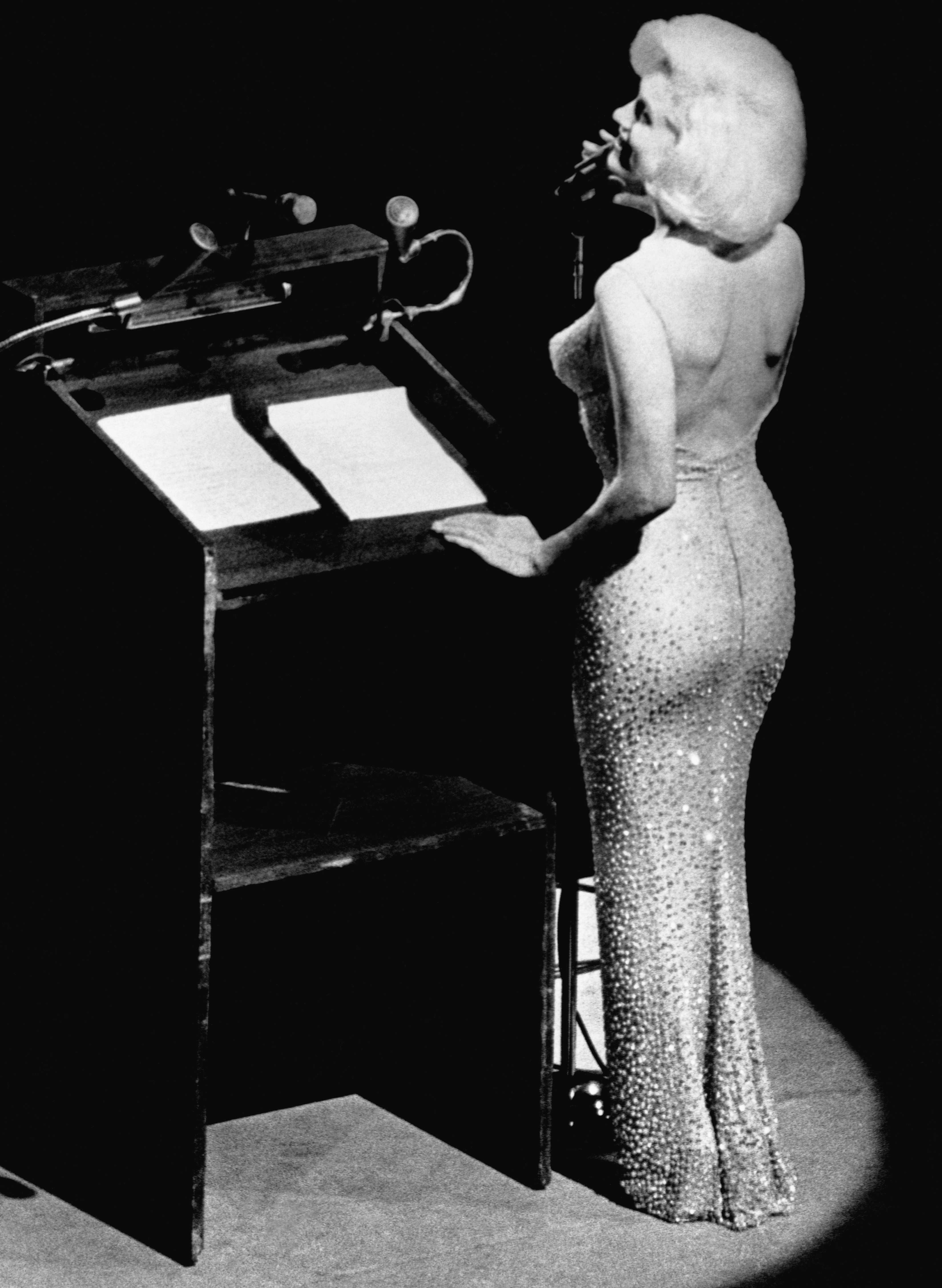 Marilyn Monroe wearing Bob Mackie's creation, singing "Happy Birthday" to President John F. Kennedy at Madison Square Garden in 1962 | Source: Getty Images