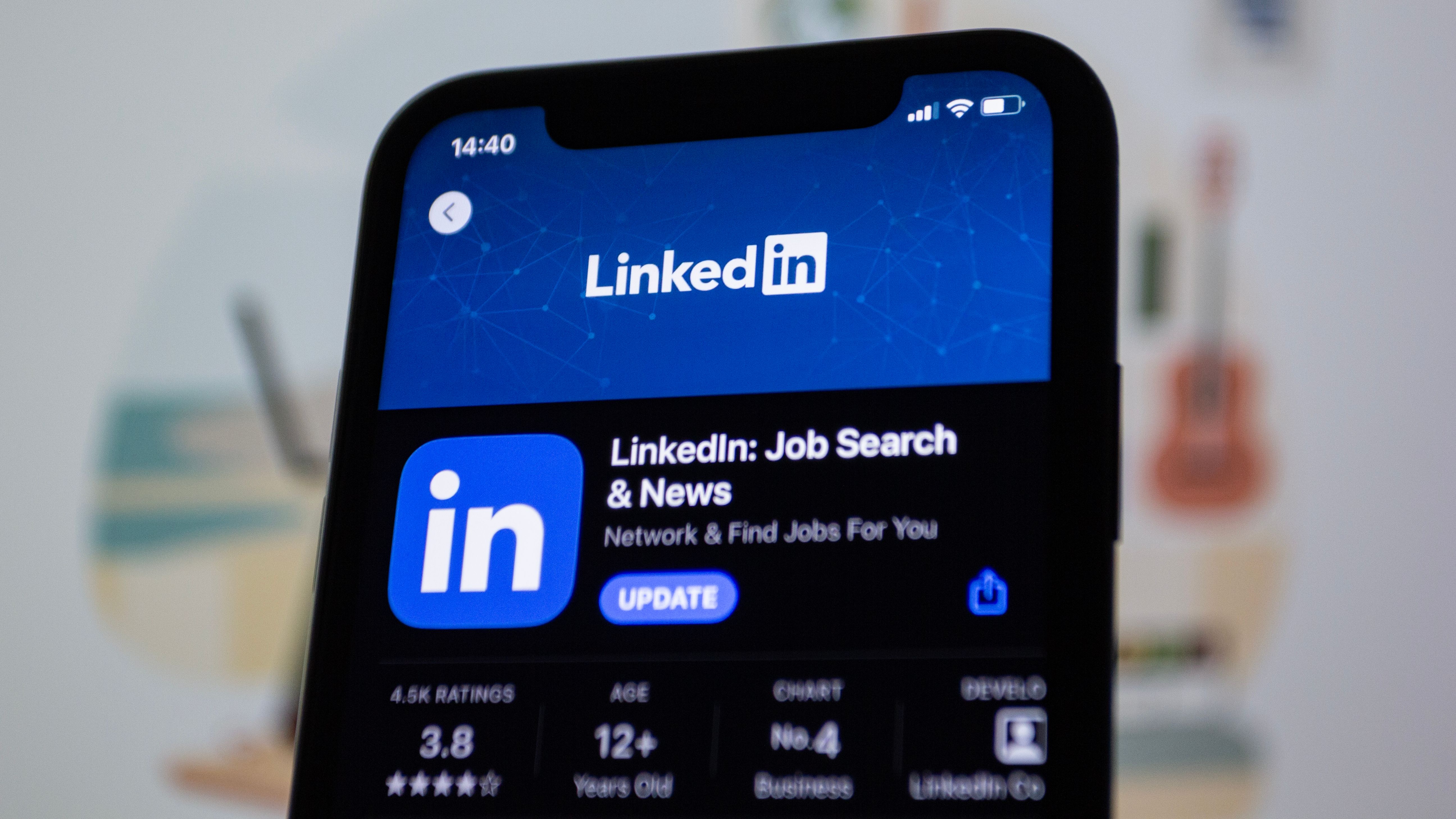 A LinkedIn app update screen on a smartphone | Source: Pexels