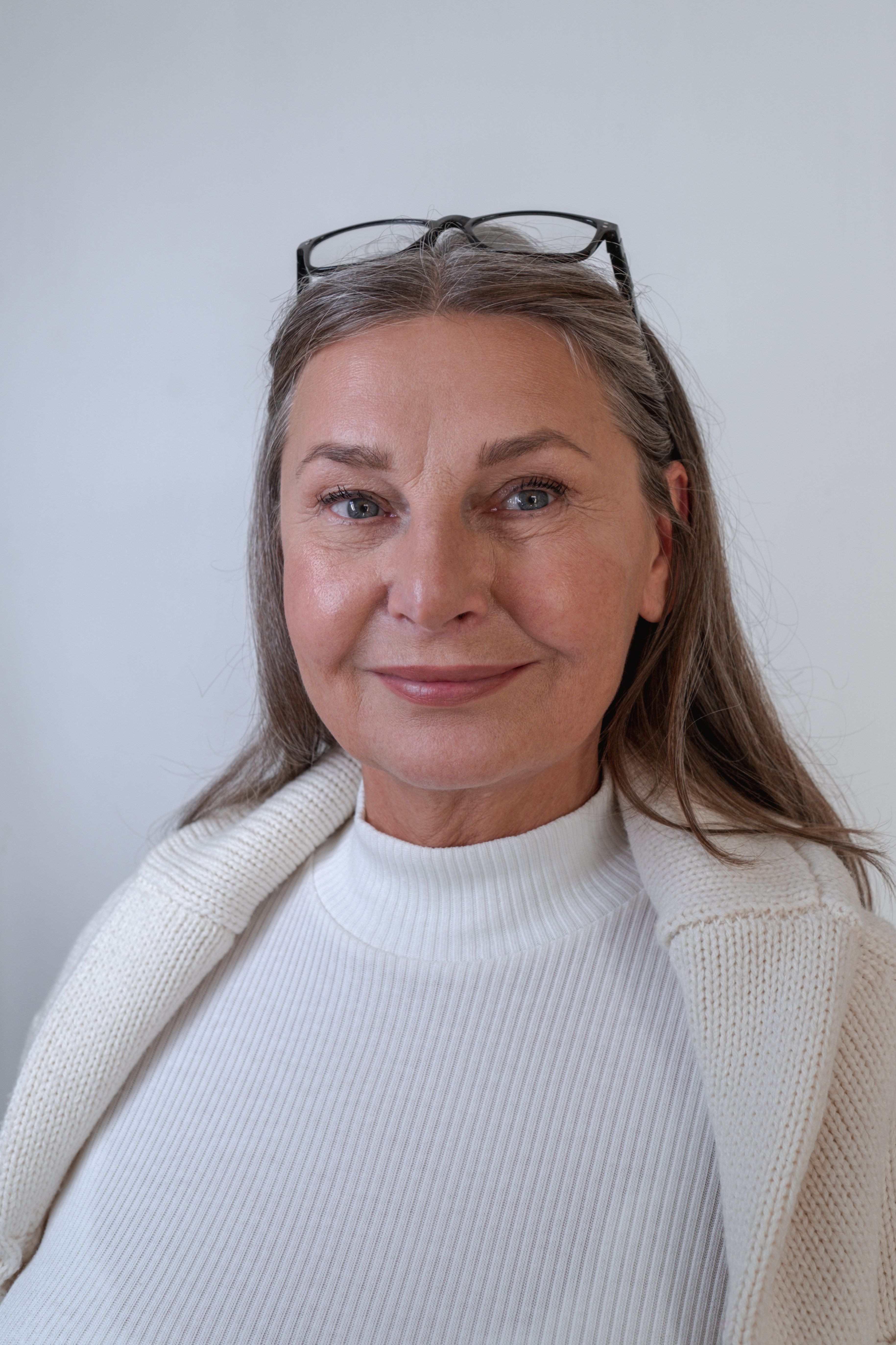 Mature woman with light makeup | Source: Pexels