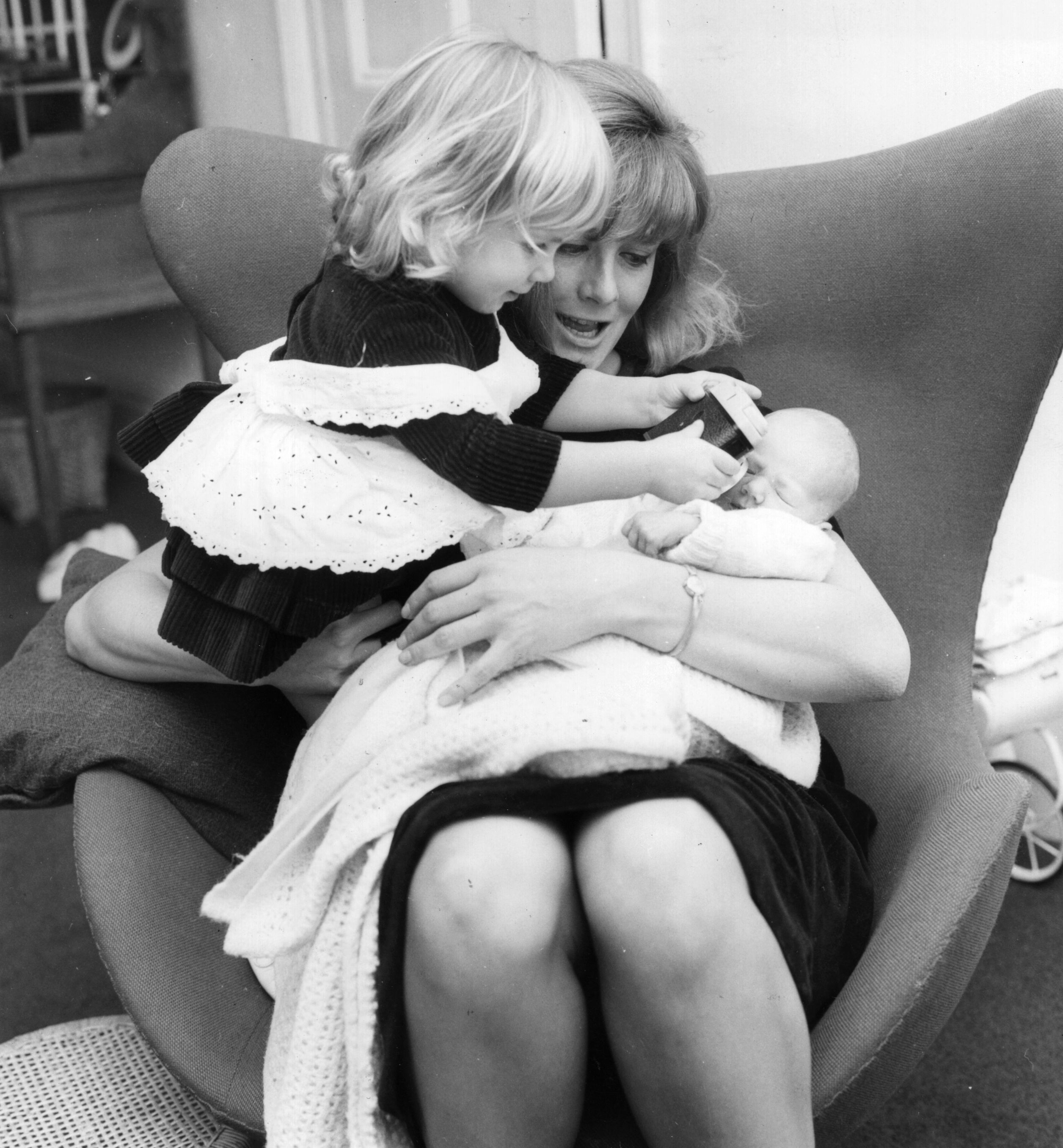 With her sister Joely Richardson and mother Vanessa Redgrave at their home on January 19, 1965