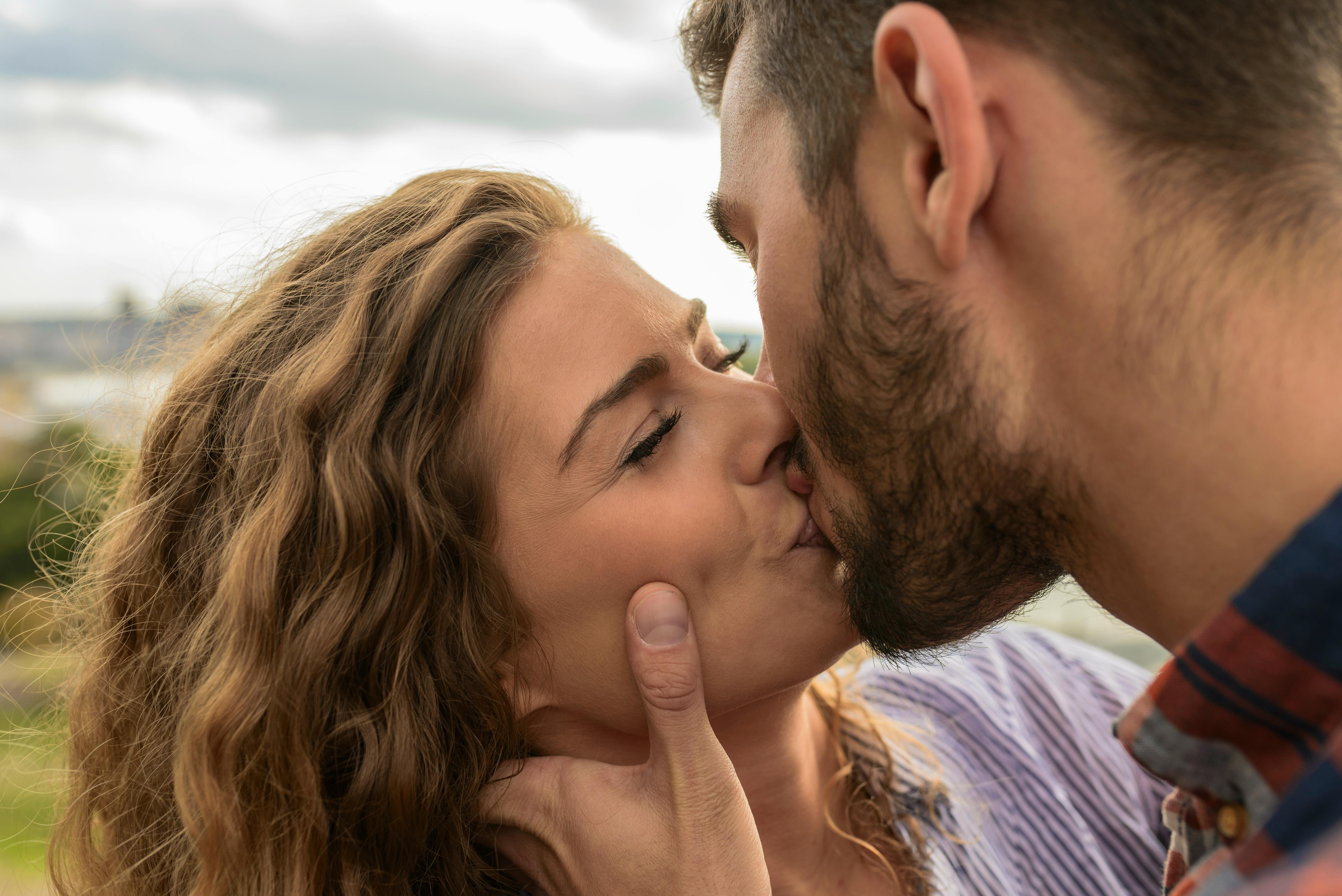 A couple sharing a kiss | Source: Pexels