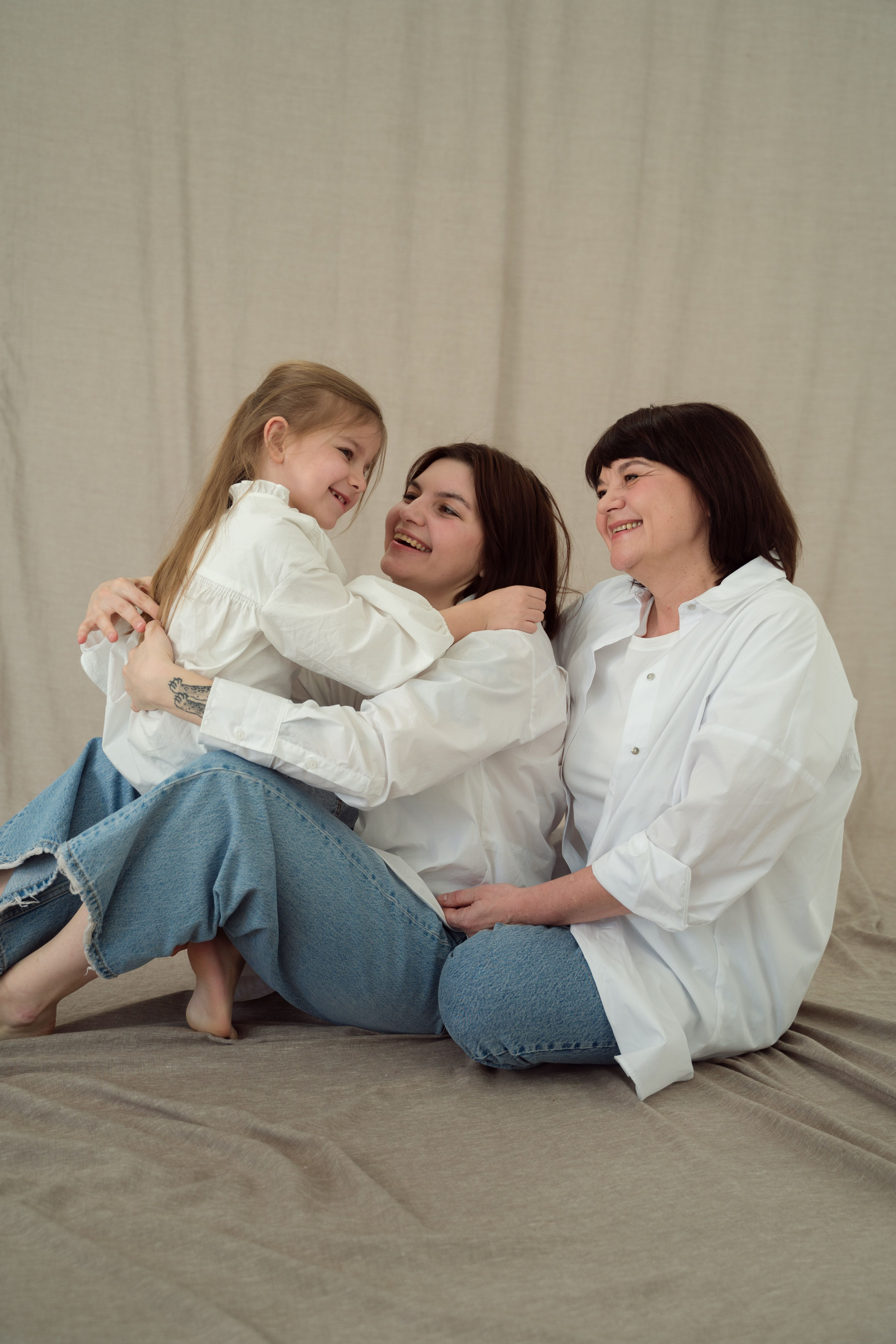 A mother sandwiched between her daughter and her mother | Source: Pexels