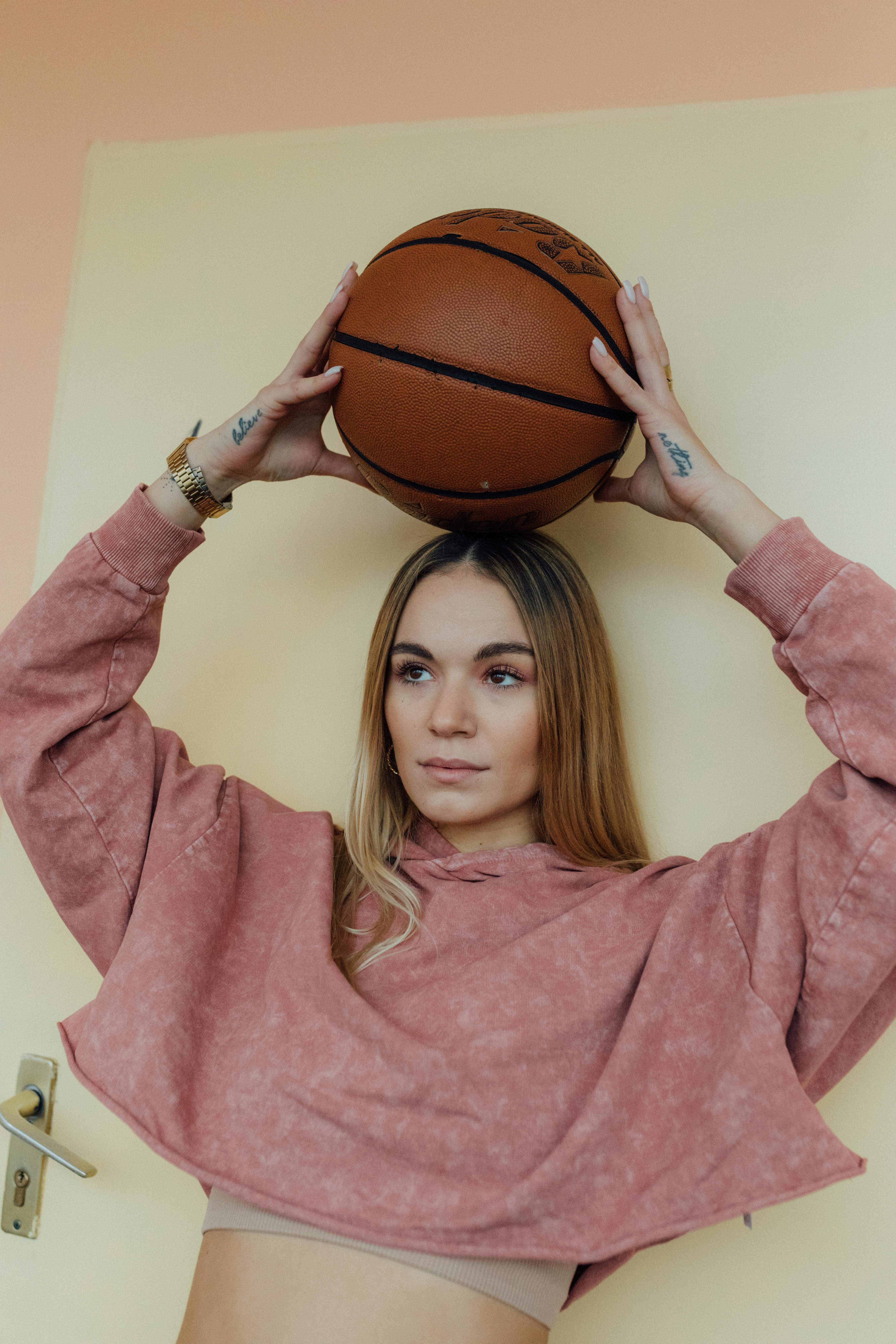 A woman holding a basketabll | Source: Pexels