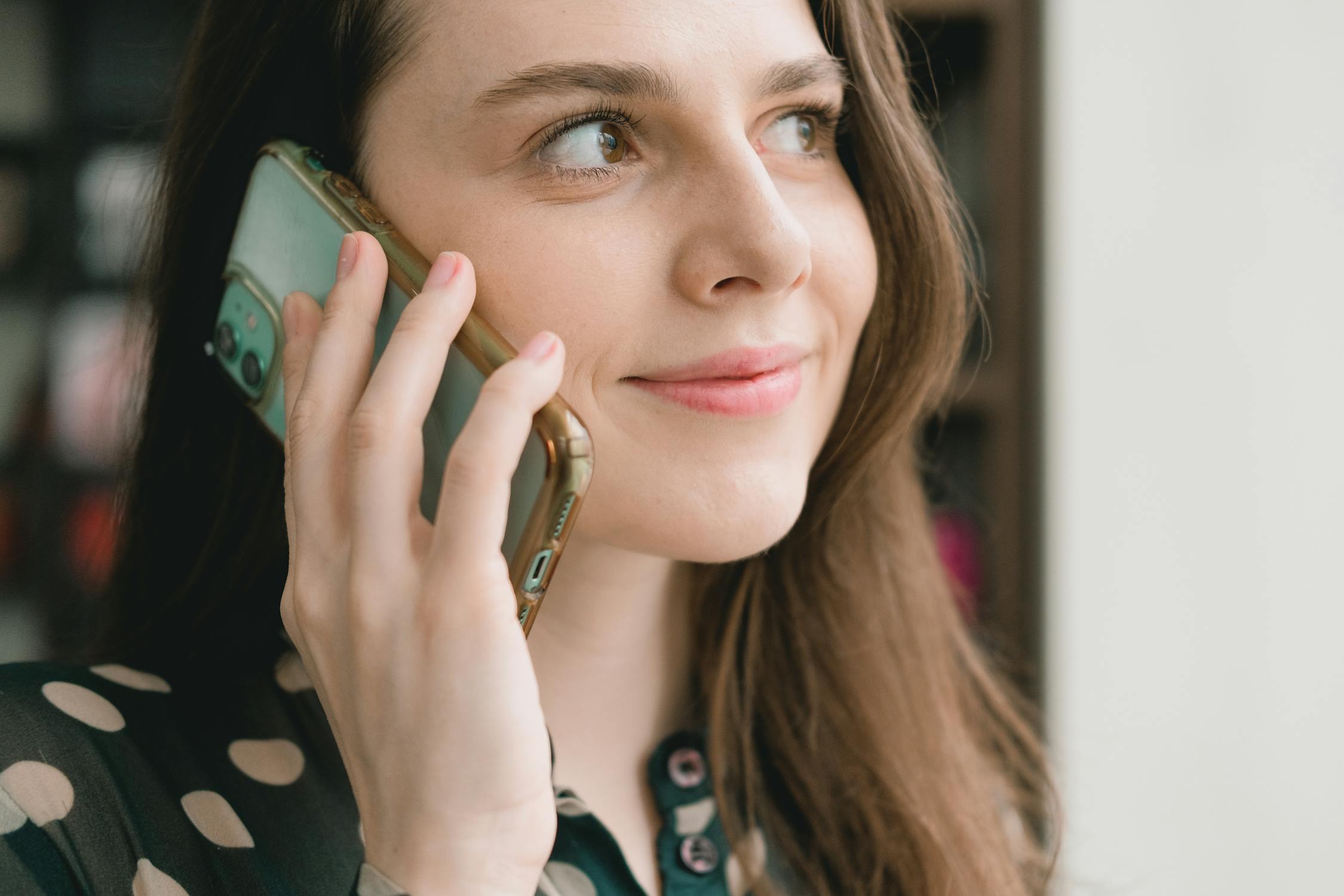 A smiling woman talking on her phone | Source: Pexels